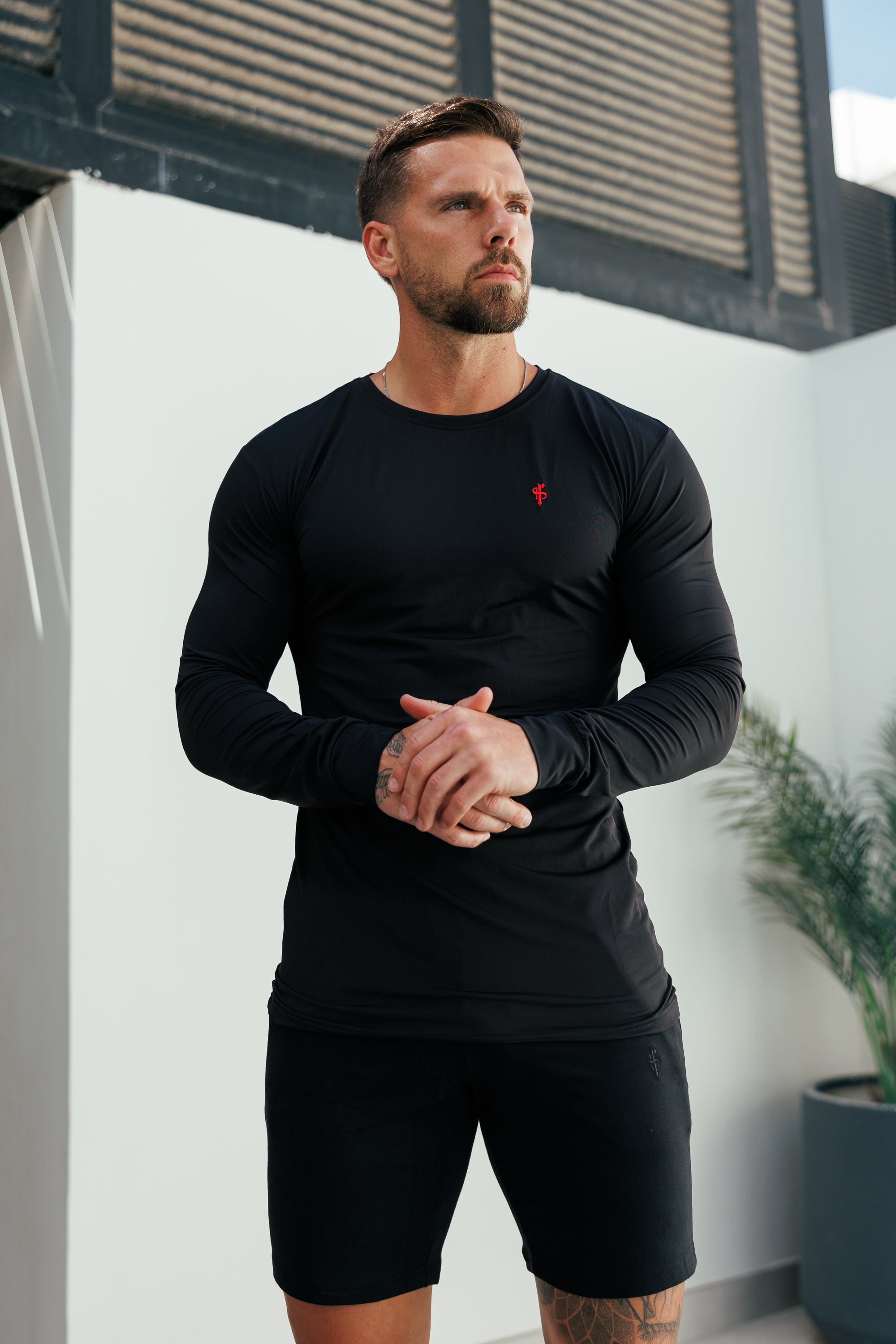 Muscle Fit Langarm-Sportshirt, schwarz/rot - FSH1440