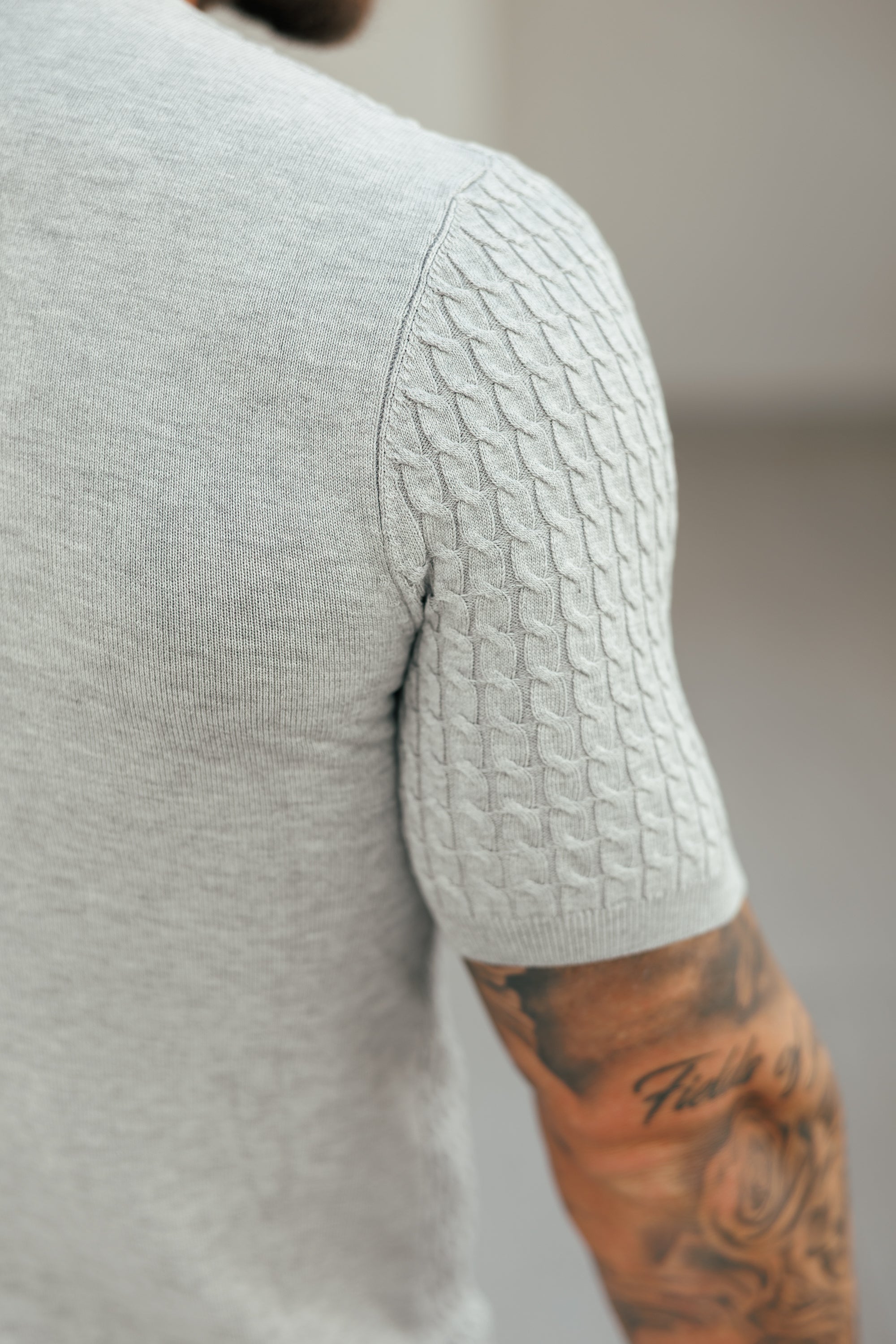 T-Shirt mit Kettenstrickfront, Rundhalsausschnitt, silbergrau, Kurzarm - FSR056