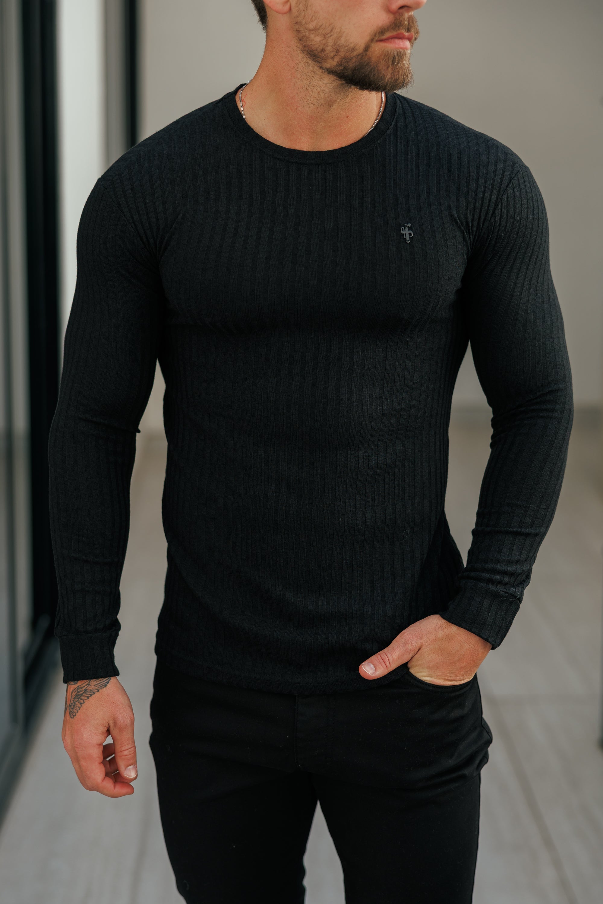 Superschmaler, schwarzer Rippstrickpullover mit schwarzem Metallemblem - FSH1443
