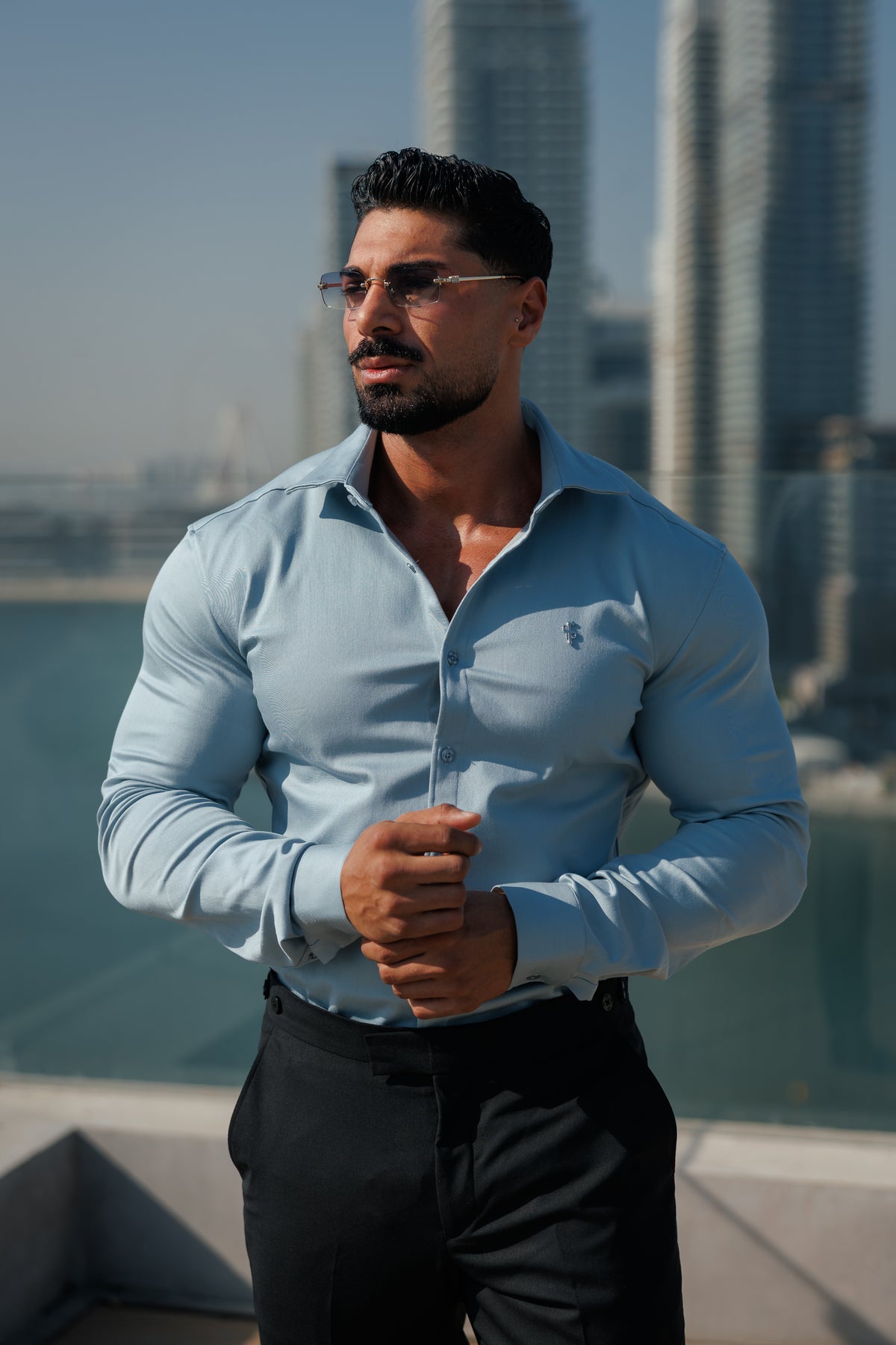 Super Slim Stretch-Jeanshemd in Stahlblau mit langen Ärmeln, silbernem Metalldetail und Haifischkragen - FS1313