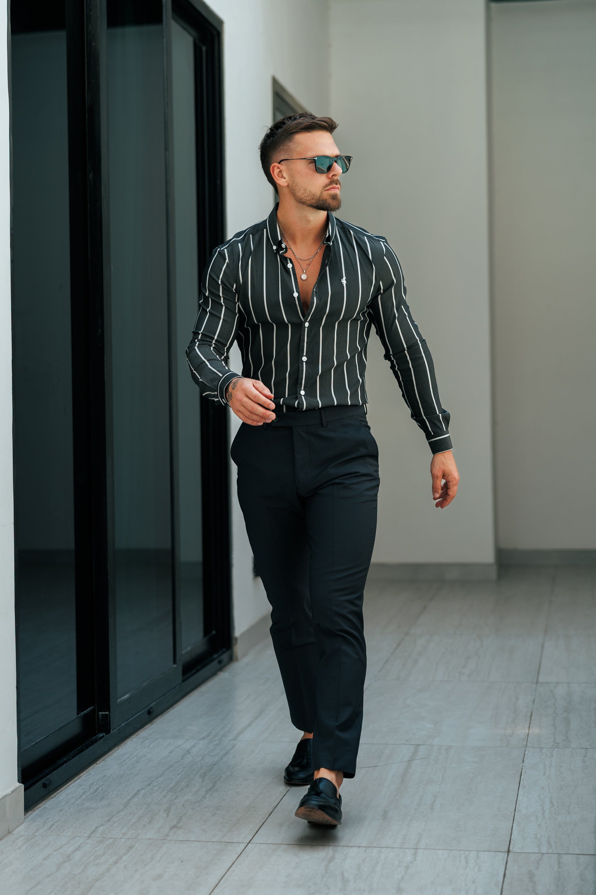 Super Slim Stretch Langarmshirt mit breiten Streifen in Anthrazit/Weiß und Button-Down-Kragen - FS1224