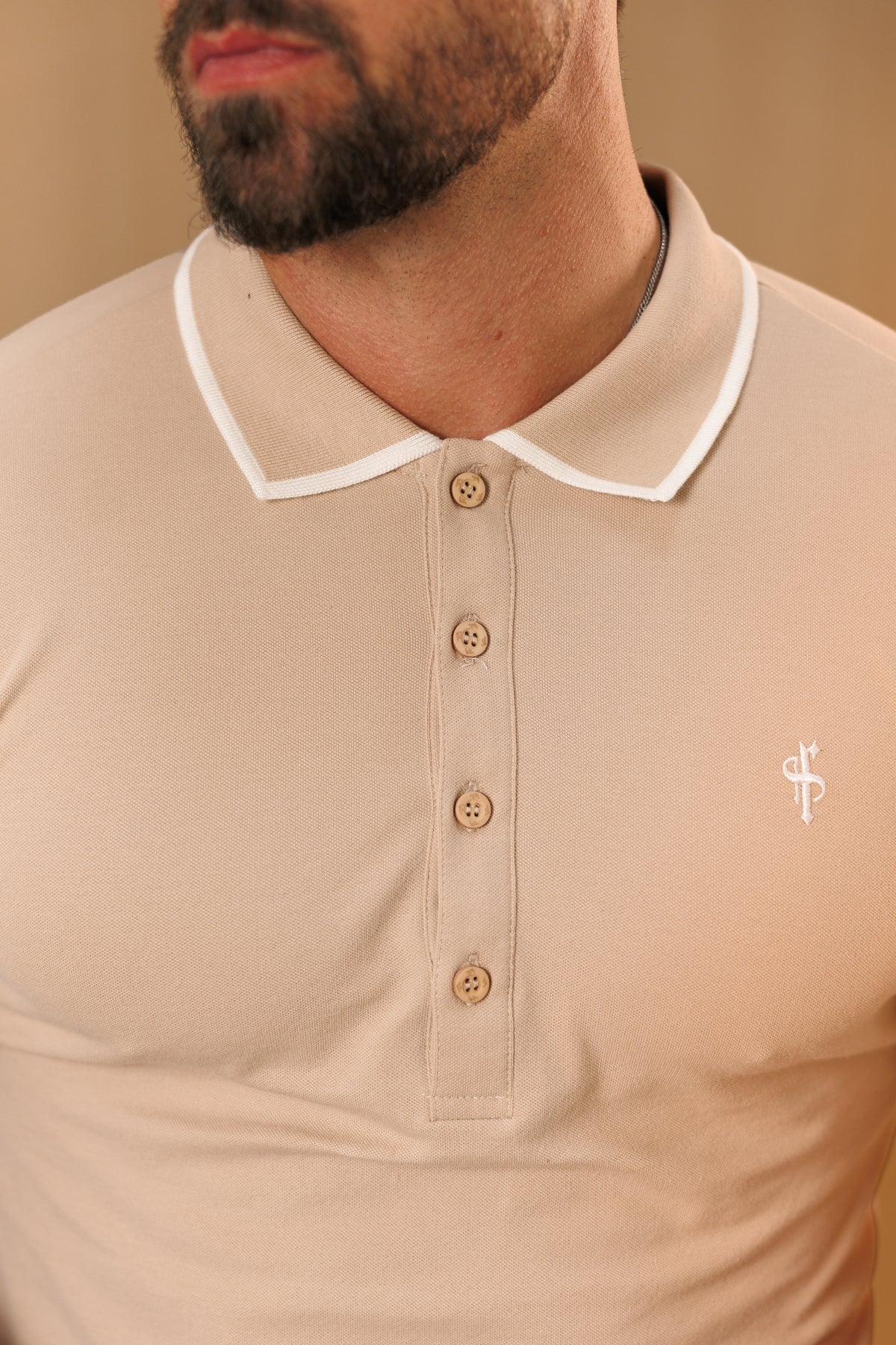 Beige / weißes Poloshirt mit Kontrastkragen und Ärmeln - FSH1672