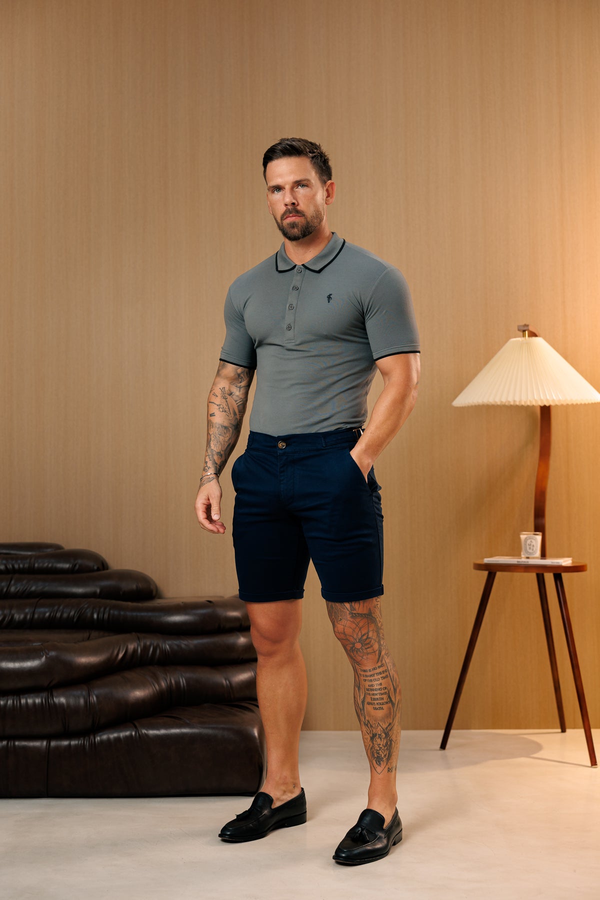 Holzkohle / Schwarzes Polo-Shirt mit Kontrastkragen und Ärmeln - FSH1675