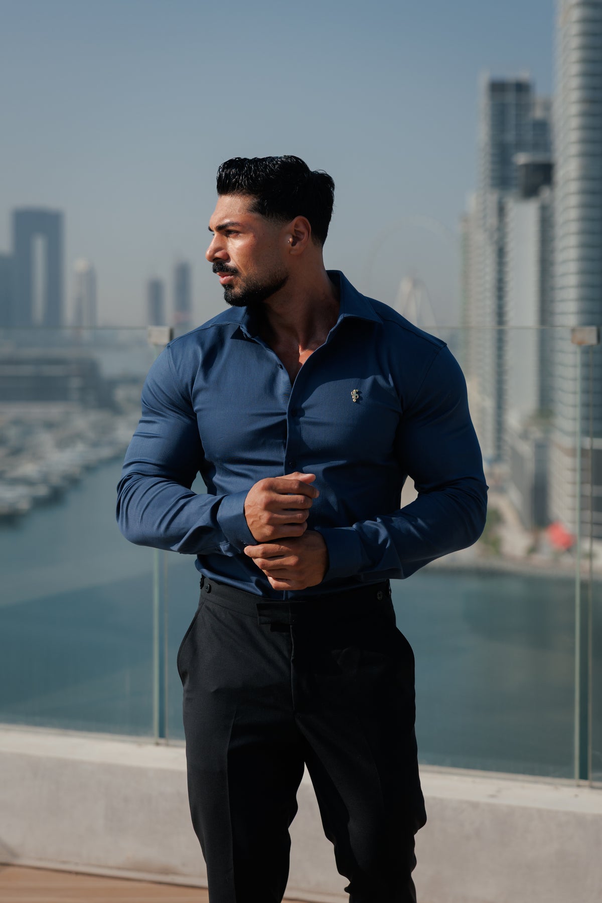 Super Slim Stretch Denim-Langarmhemd in New Navy mit goldfarbenem Metalldetail und Haikragen - FS1314