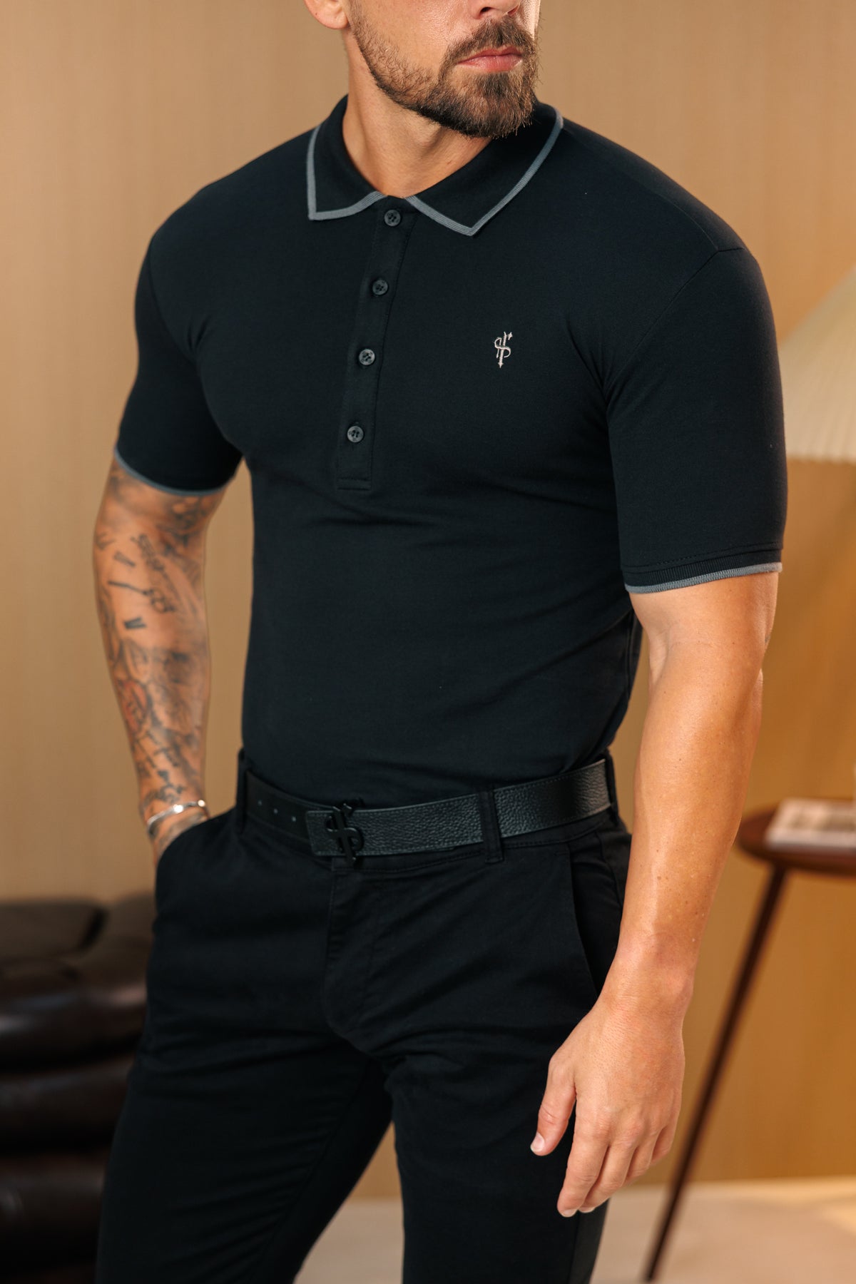 Polo-Shirt in Schwarz/Anthrazit mit Kontrastkragen und Ärmeln - FSH1670