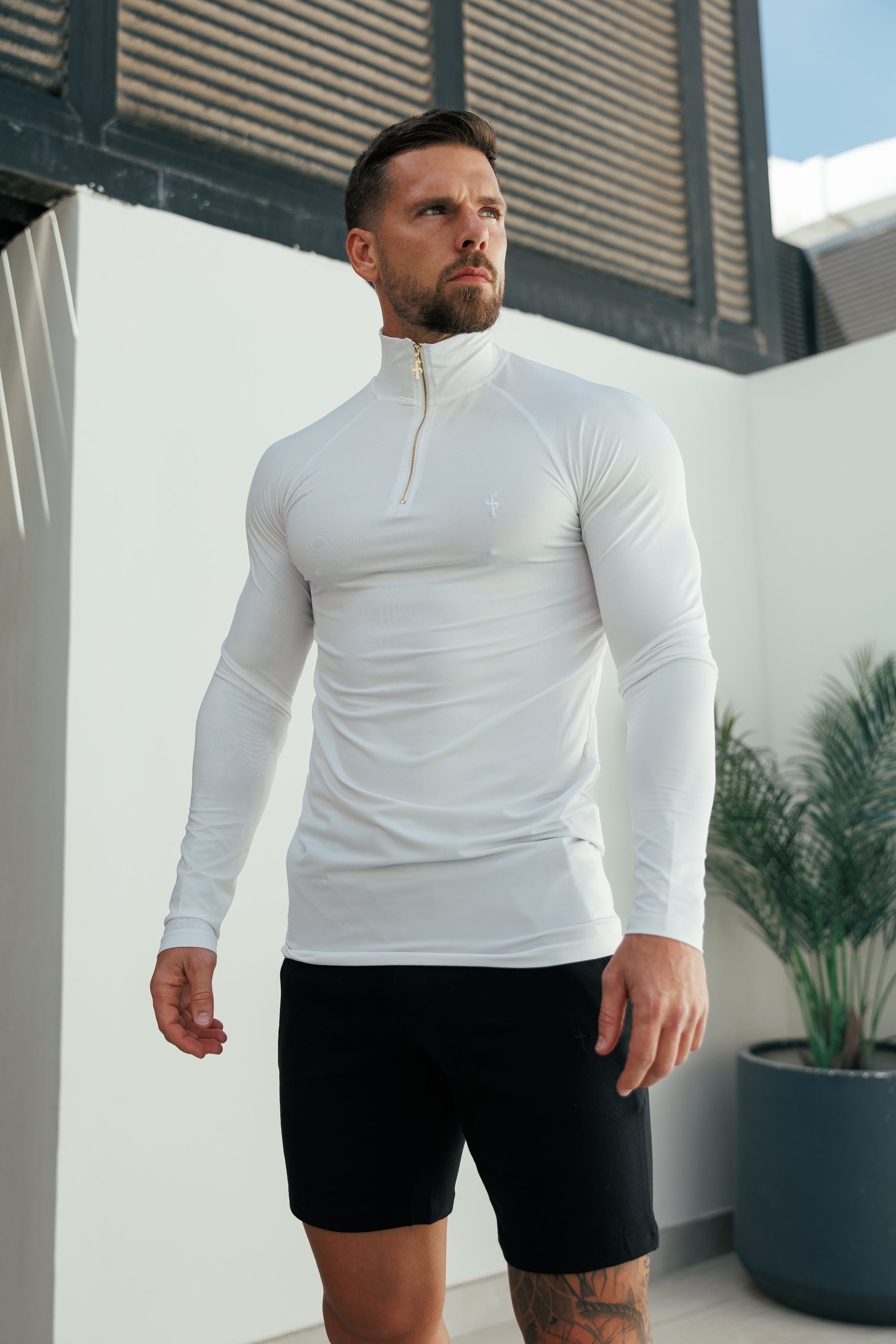 Muskelbetontes, langärmeliges, weiß/goldenes Sporttop mit halbem Reißverschluss - FSH889