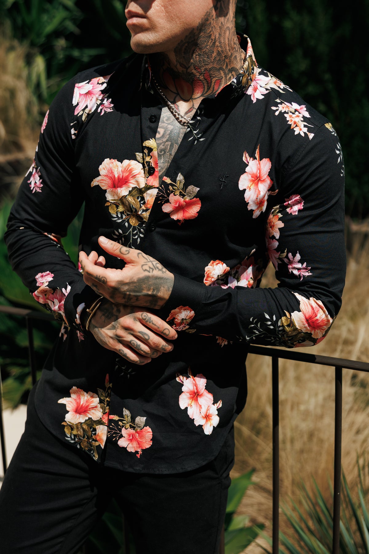 Super-Slim-Fit-Stretch-Langarmshirt in Schwarz mit Lily-Blumenmuster und Button-down-Kragen – FS1275