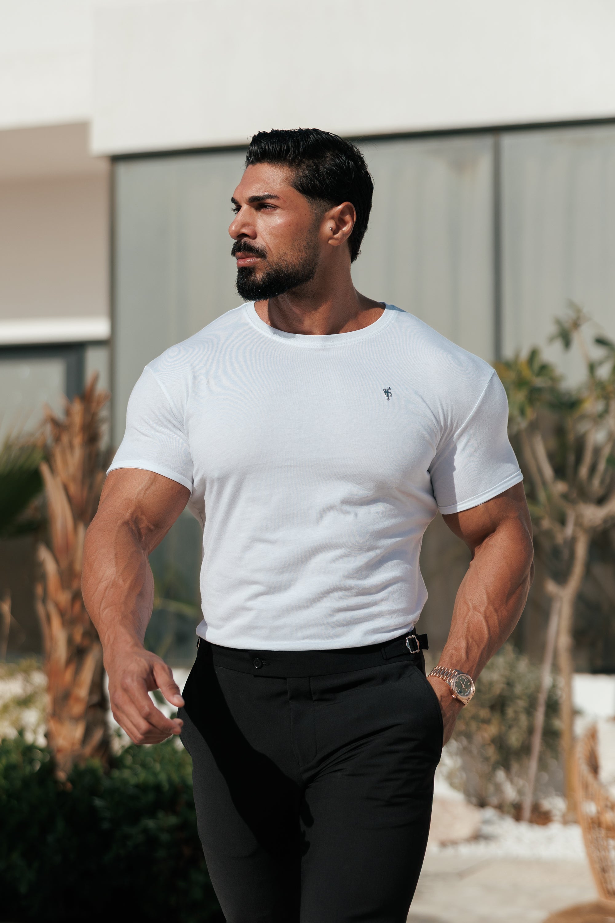 Weißes / Silbernes Crew-T-Shirt mit silbernem Metall-Emblem-Aufkleber FSH1453 (VORBESTELLUNG 11. MAI)