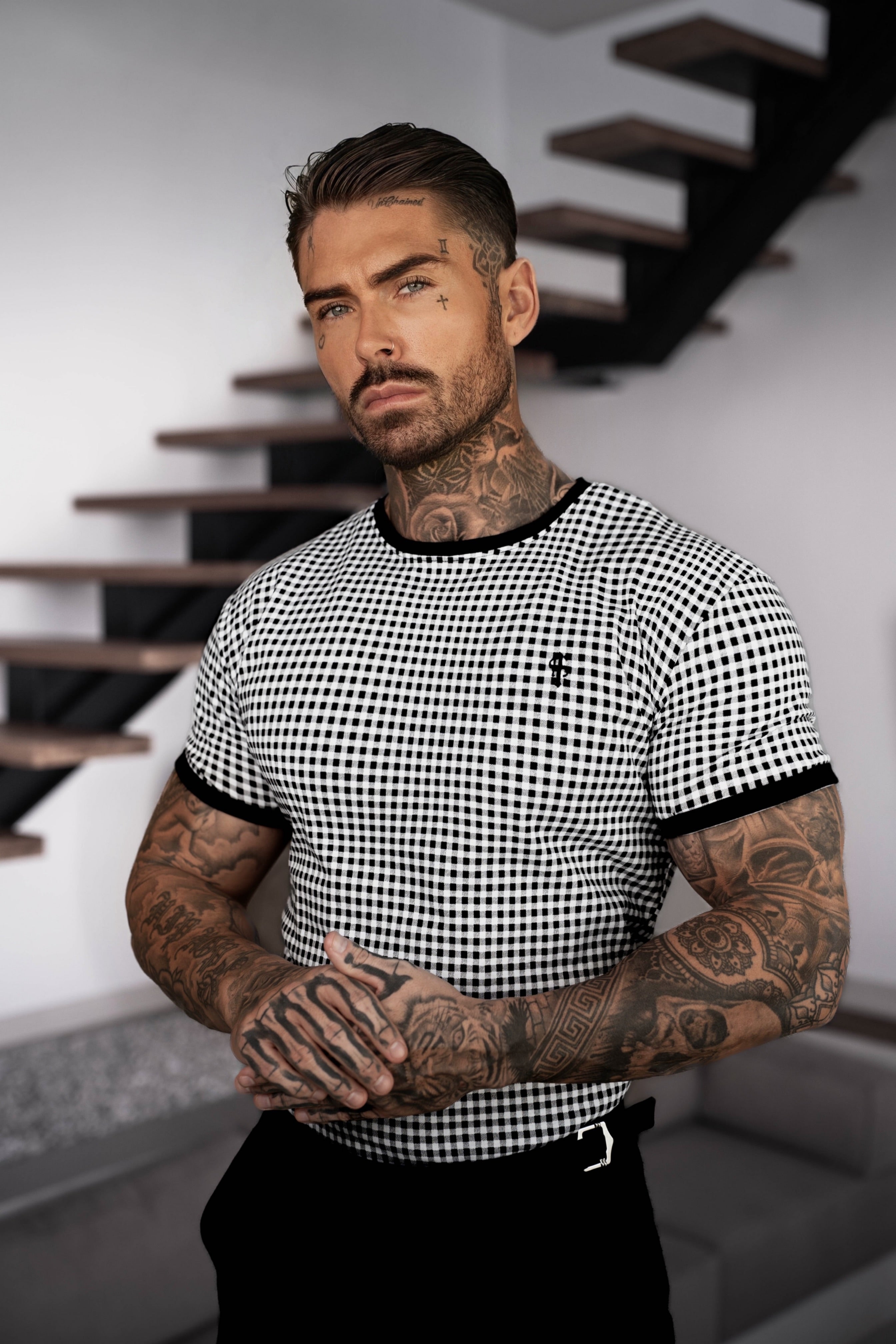 Bedrucktes, schwarz/weiß kariertes, tailliertes T-Shirt - FSH1238