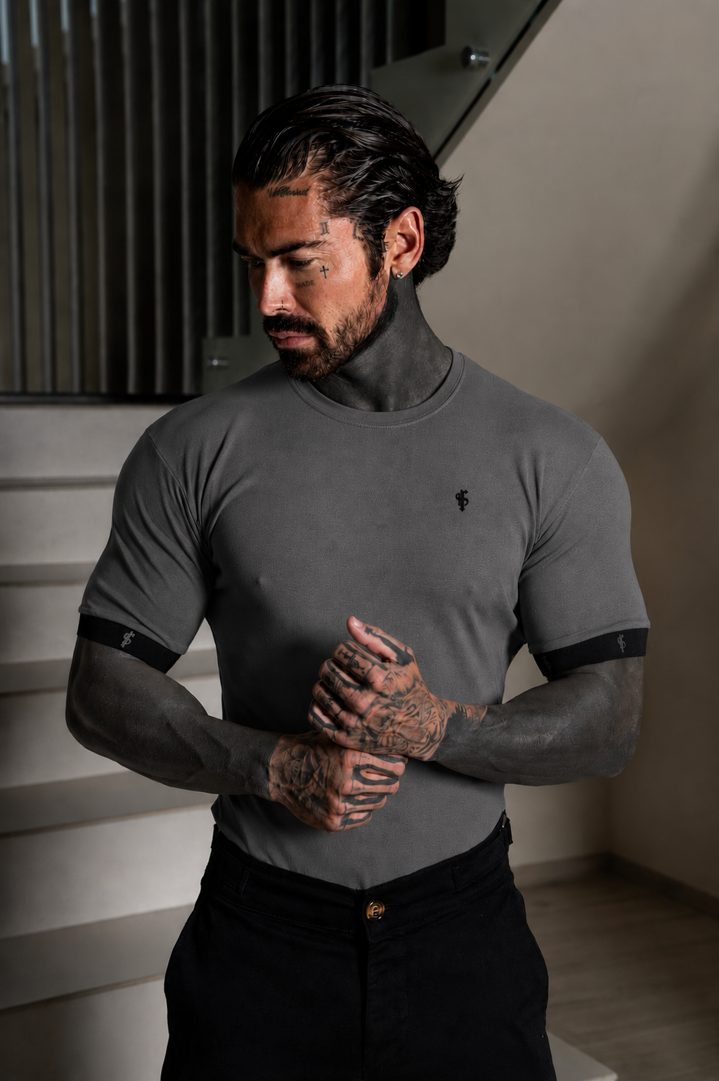 Klassisches Rundhals-T-Shirt in Anthrazit mit FS-Gummiband-Branding am Ärmel – FSH1565