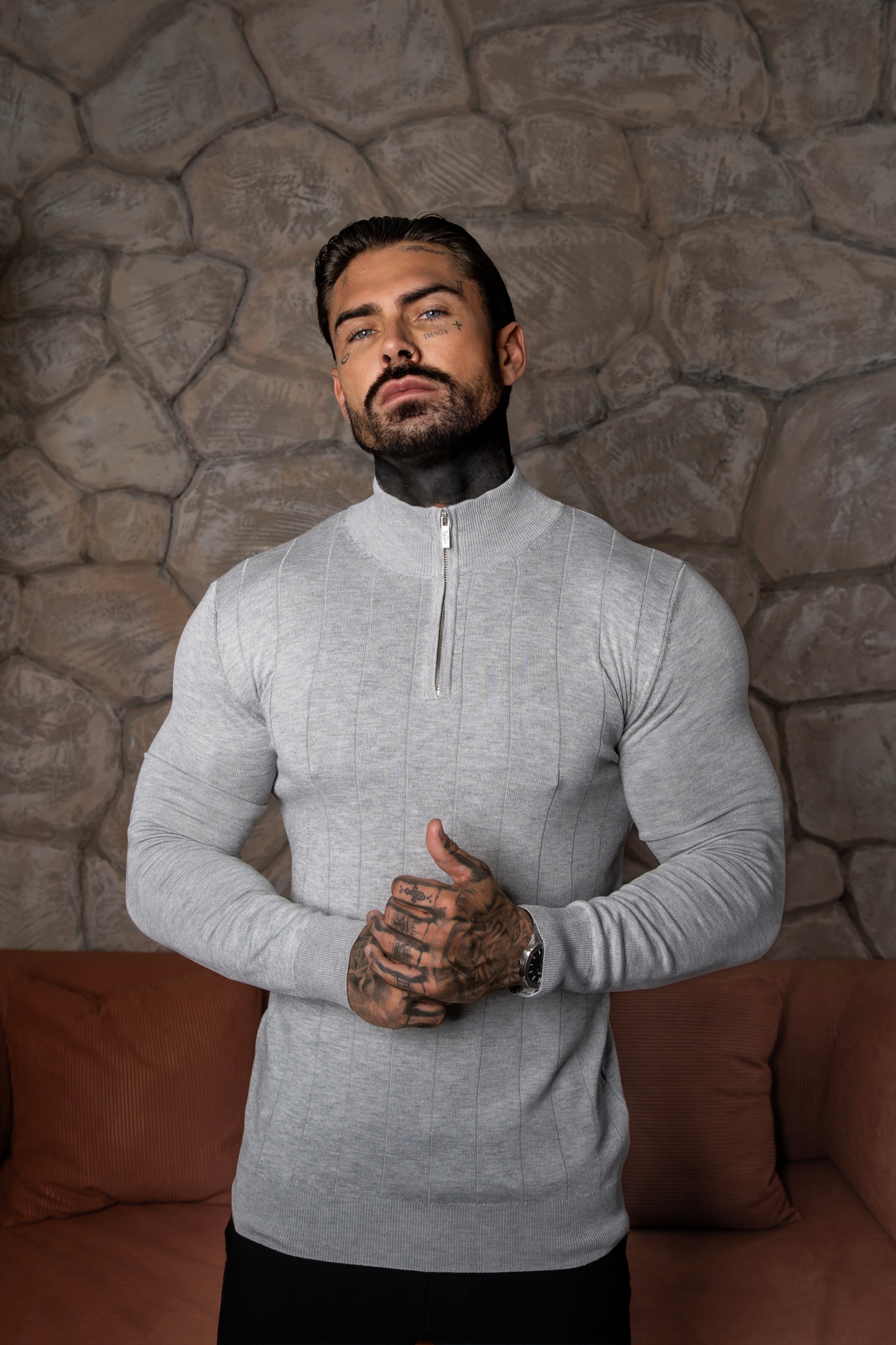 Gestreifter Strickpullover mit 1/4-Reißverschluss und Stehkragen, silbergrau, langärmlig - FSR051