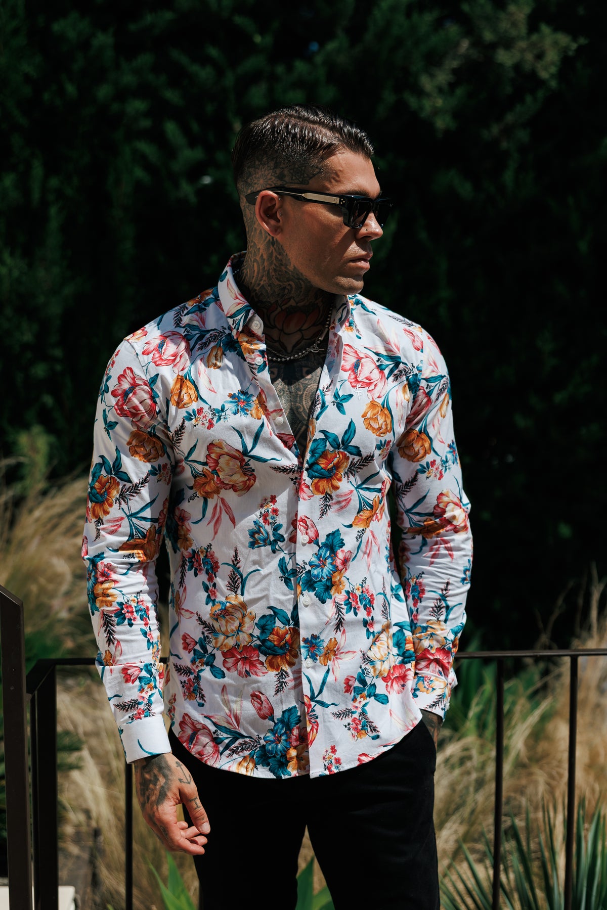 Super-Slim-Fit-Langarmshirt aus Stretchmaterial in Weiß mit leuchtendem Blumenmuster und Button-down-Kragen – FS1276