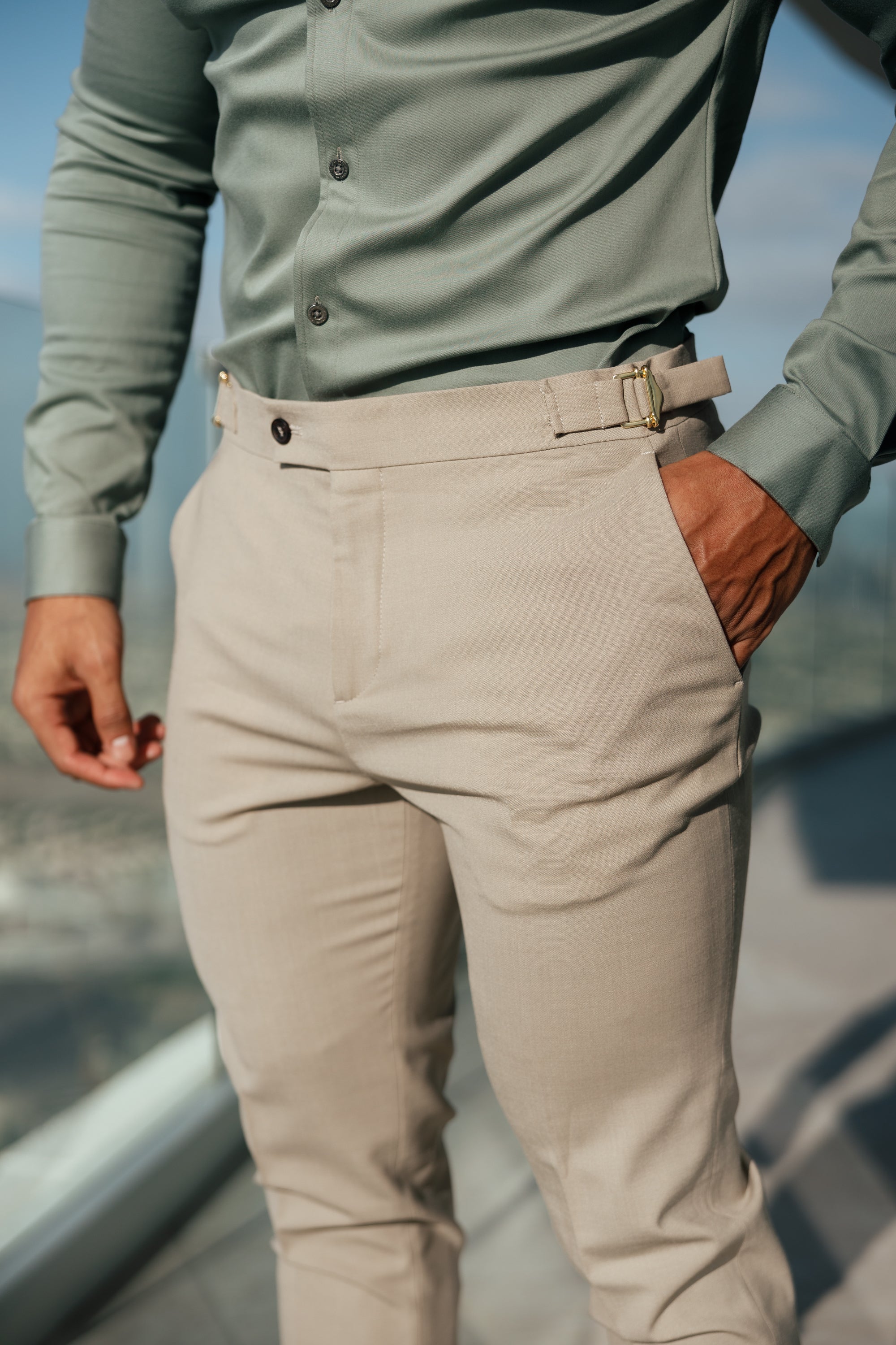 Schmale, elegante beige Stretchhose mit goldenen Taillenverstellern - FST017