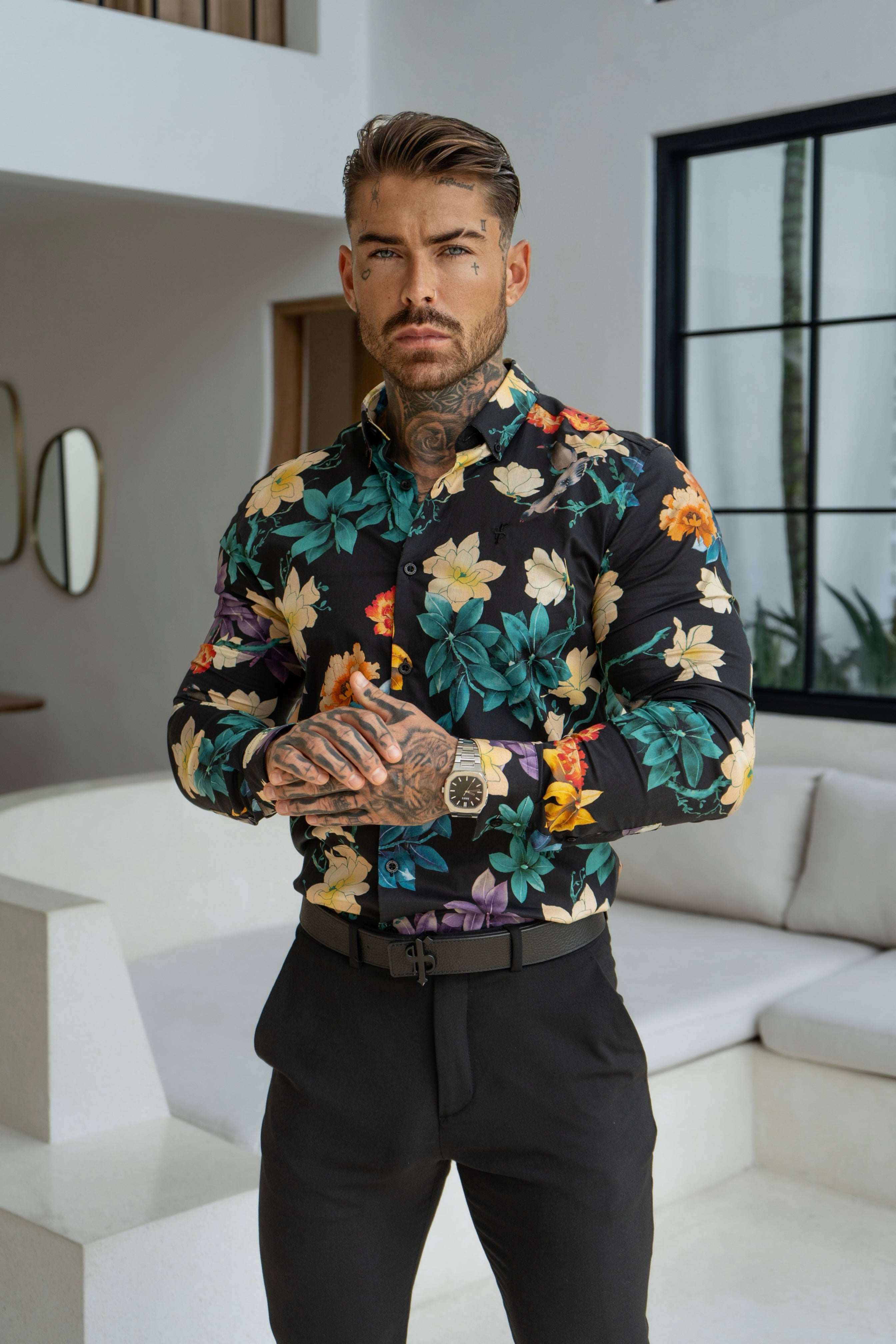 Klassisches Stretch-Langarmshirt in Schwarz mit lebhaftem Blumenmuster und Knopfleiste am Kragen - FS1154