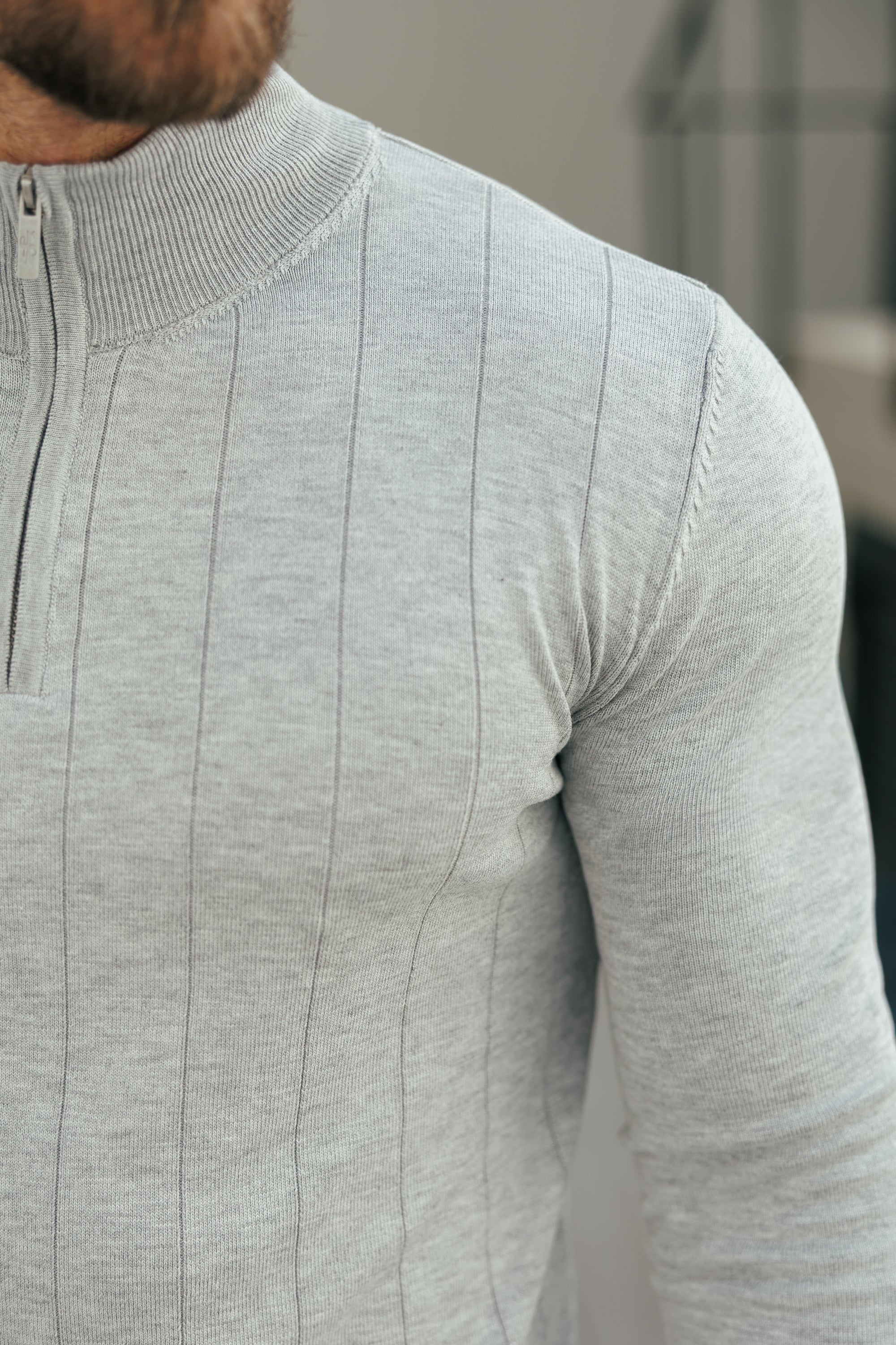 Gestreifter Strickpullover mit 1/4-Reißverschluss und Stehkragen, silbergrau, langärmlig - FSR051