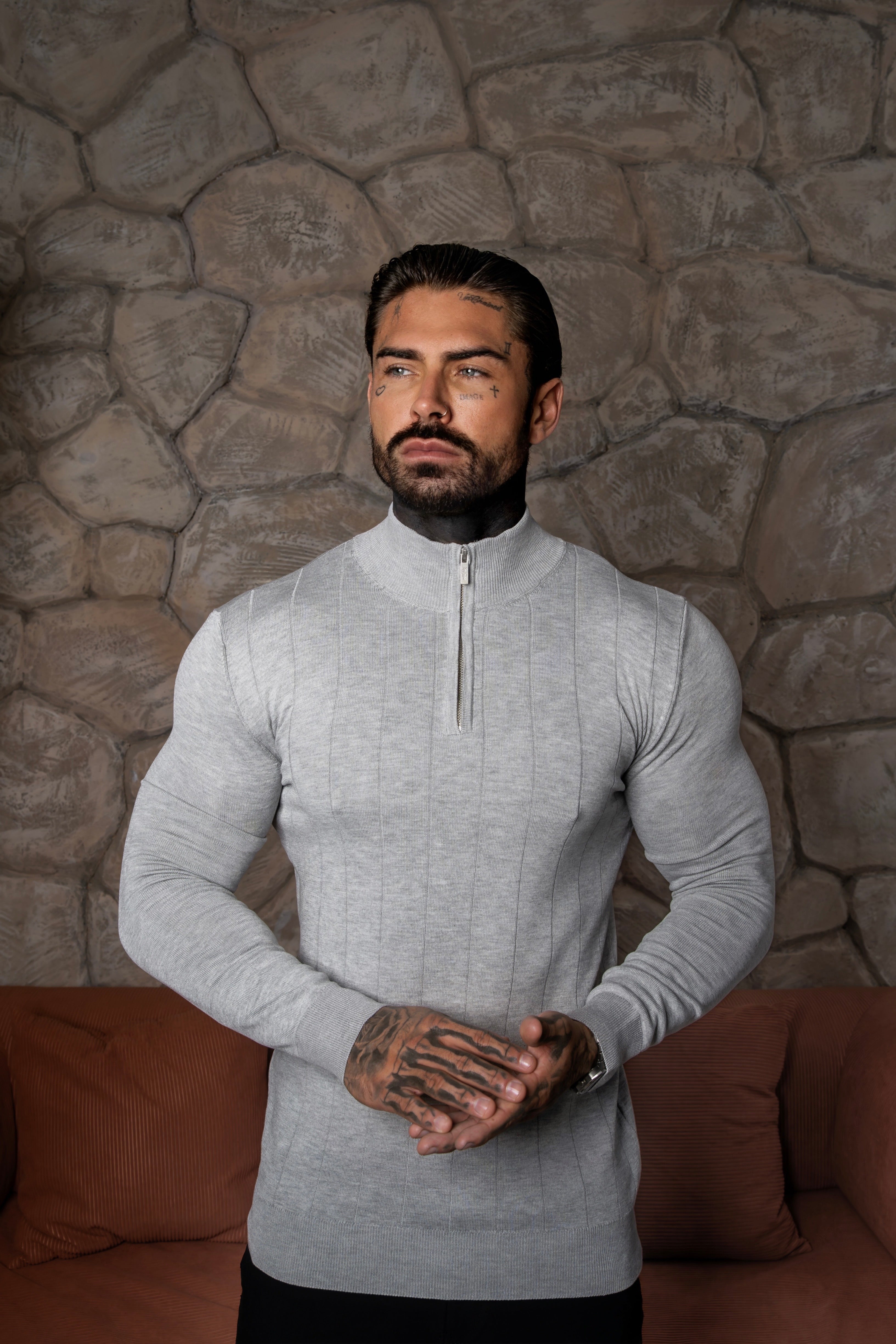 Gestreifter Strickpullover mit 1/4-Reißverschluss und Stehkragen, silbergrau, langärmlig - FSR051