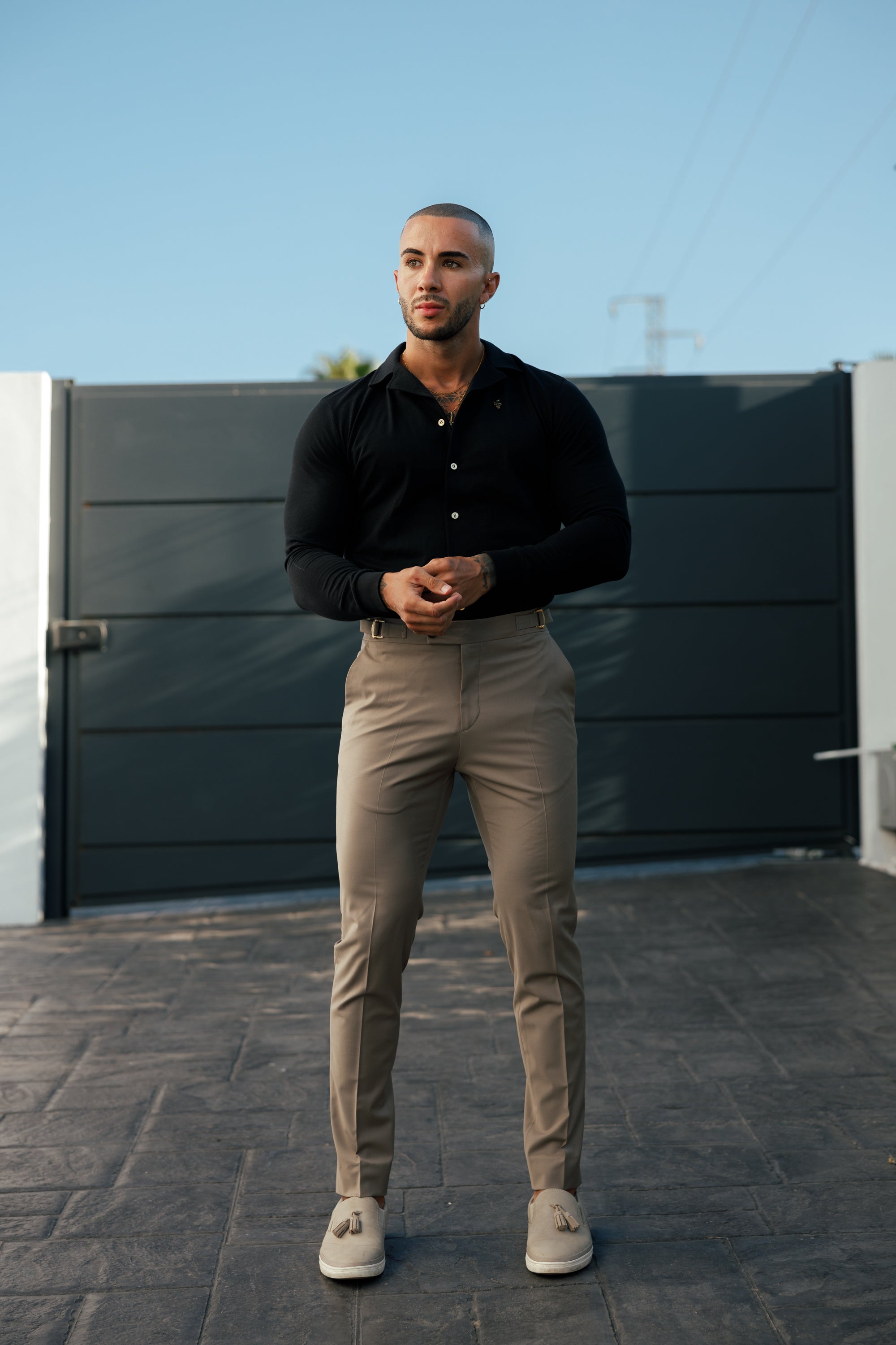 Schmale, elegante Stretchhose in Tabakbraun mit seitlichen Verstellmöglichkeiten - FST023