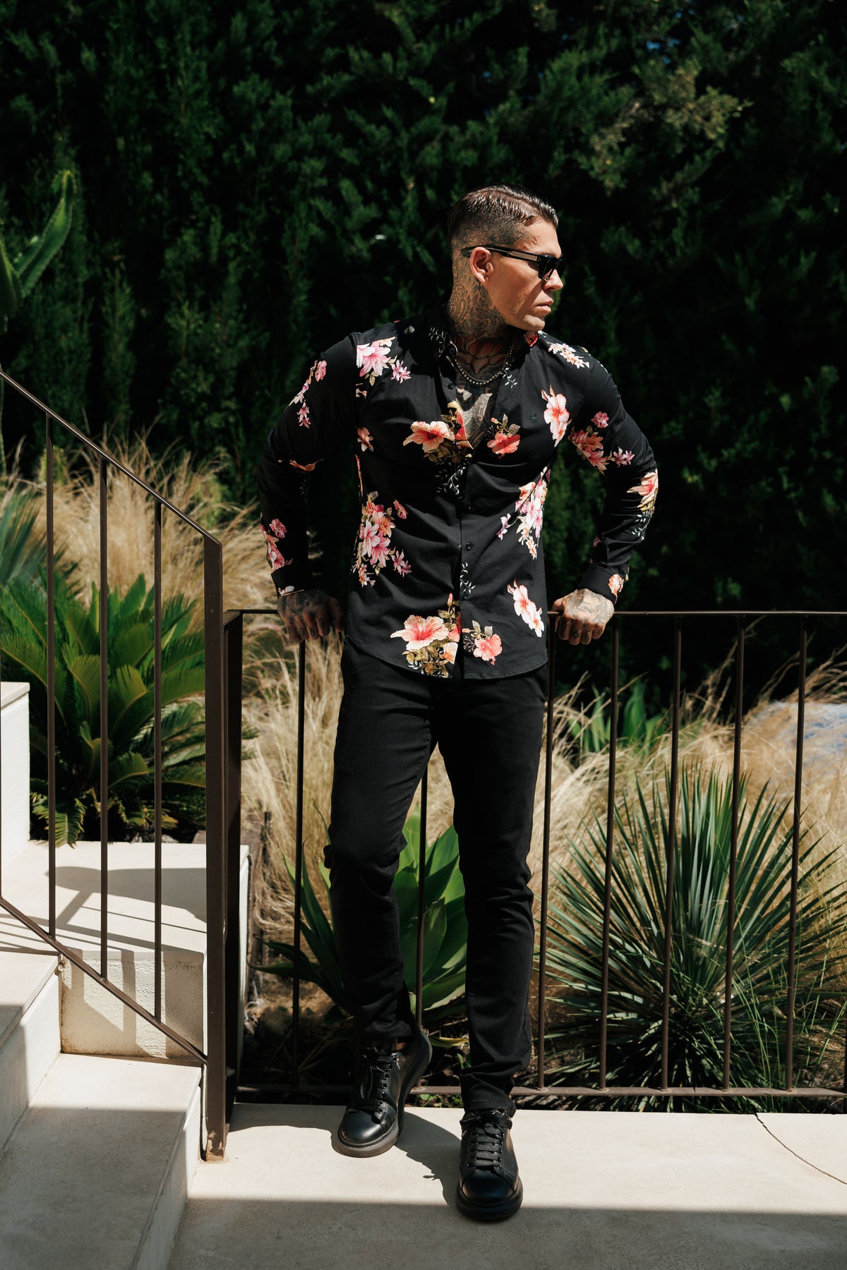 Super-Slim-Fit-Stretch-Langarmshirt in Schwarz mit Lily-Blumenmuster und Button-down-Kragen – FS1275