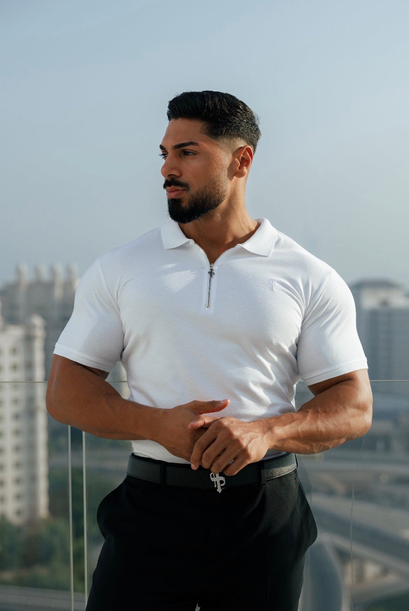Klassisches weißes und silbernes Poloshirt mit Reißverschluss - FSH1527