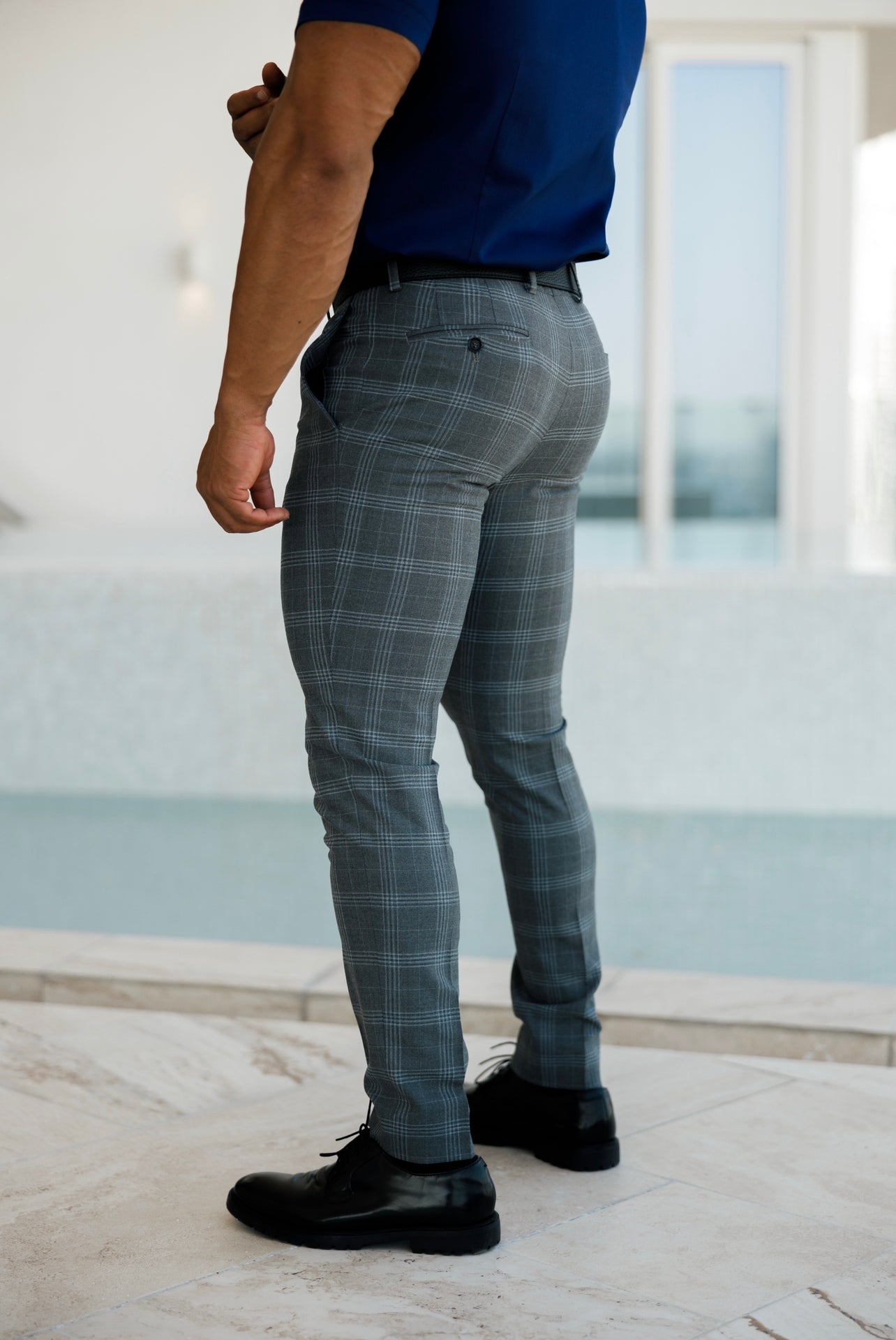Schmale, formelle Stretchhose mit großem silber-grauem Karomuster - FST005