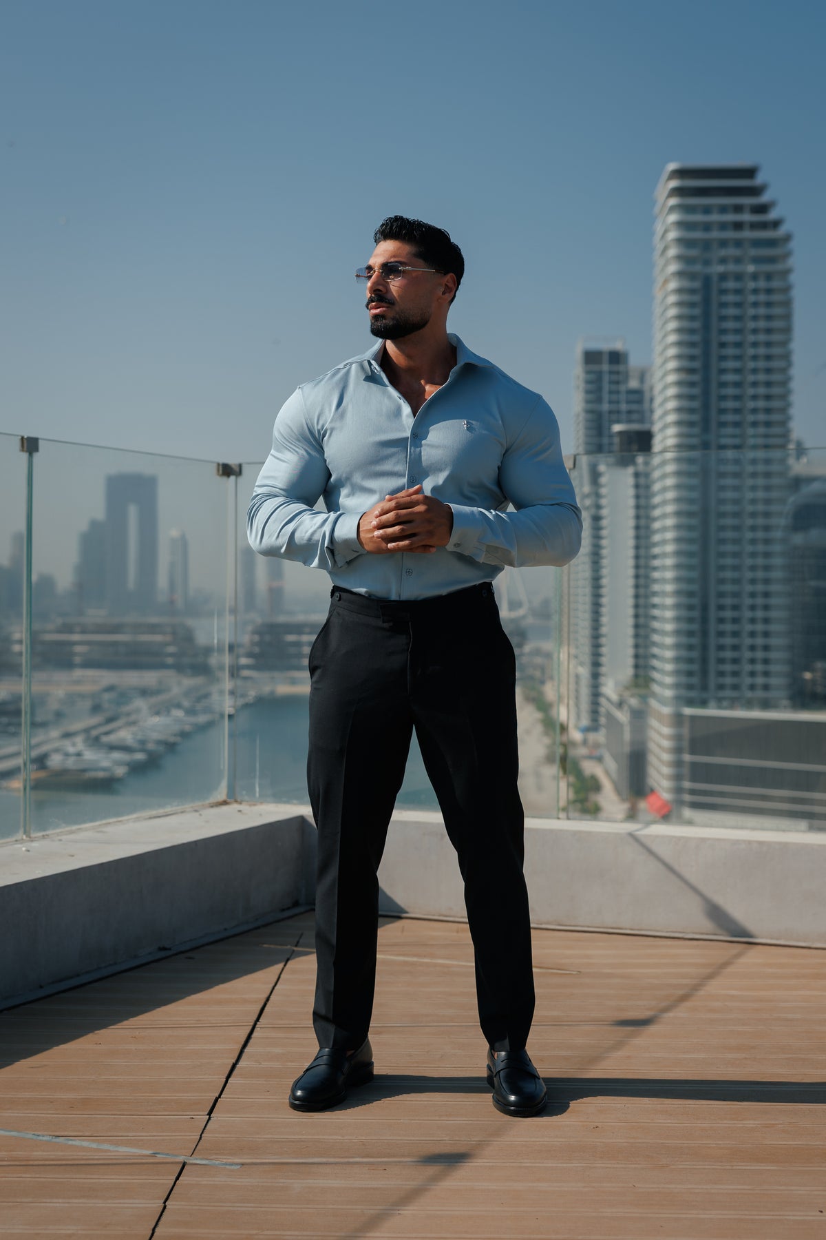 Super Slim Stretch-Jeanshemd in Stahlblau mit langen Ärmeln, silbernem Metalldetail und Haifischkragen - FS1313