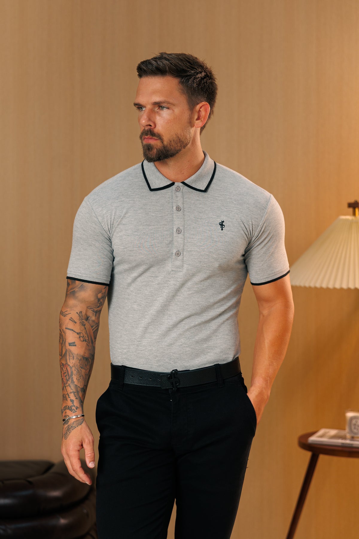 Hellgraues / schwarzes Poloshirt mit kontrastierendem Kragen und Ärmeln – FSH1674