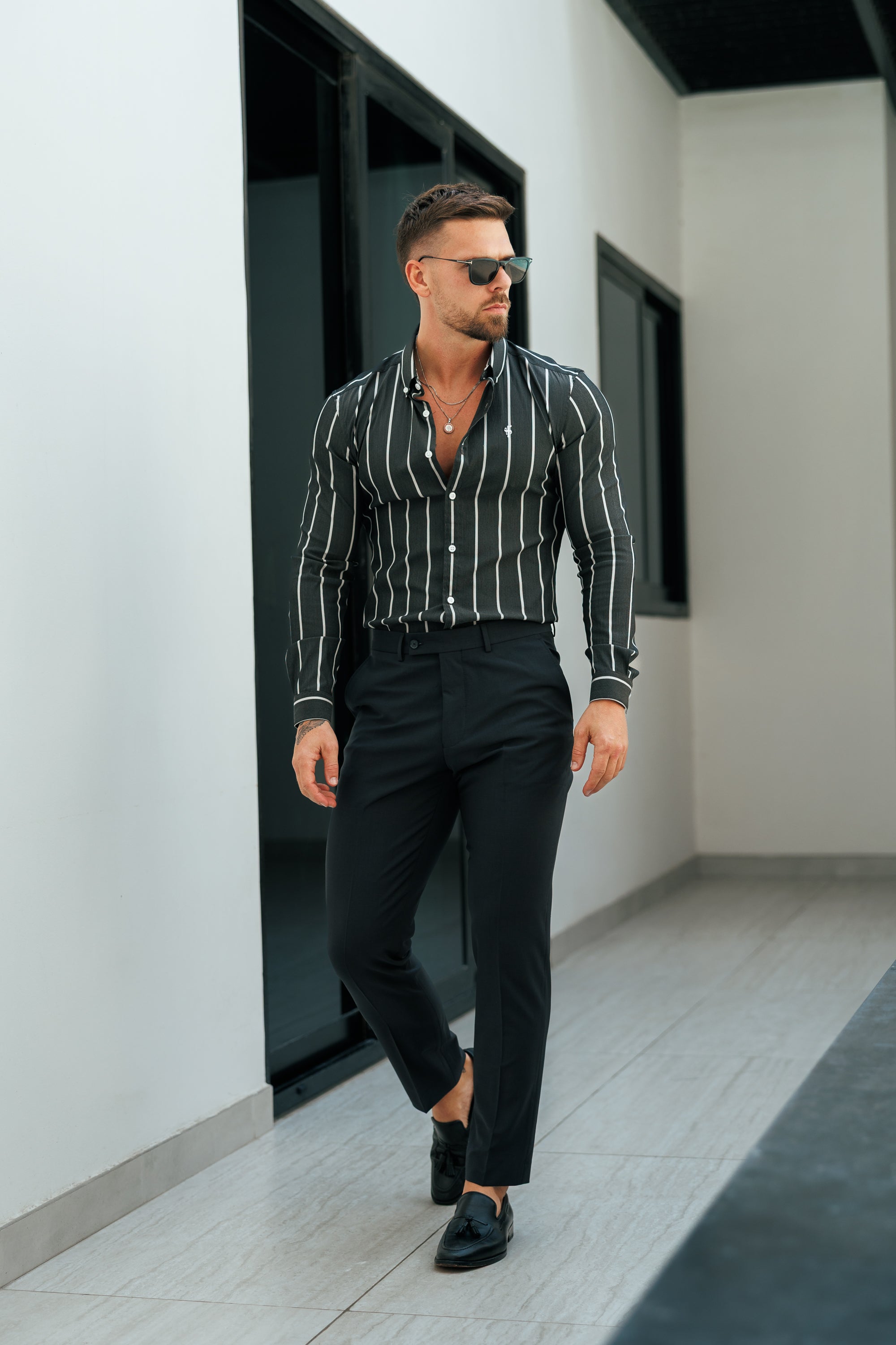 Super Slim Stretch Langarmshirt mit breiten Streifen in Anthrazit/Weiß und Button-Down-Kragen - FS1224