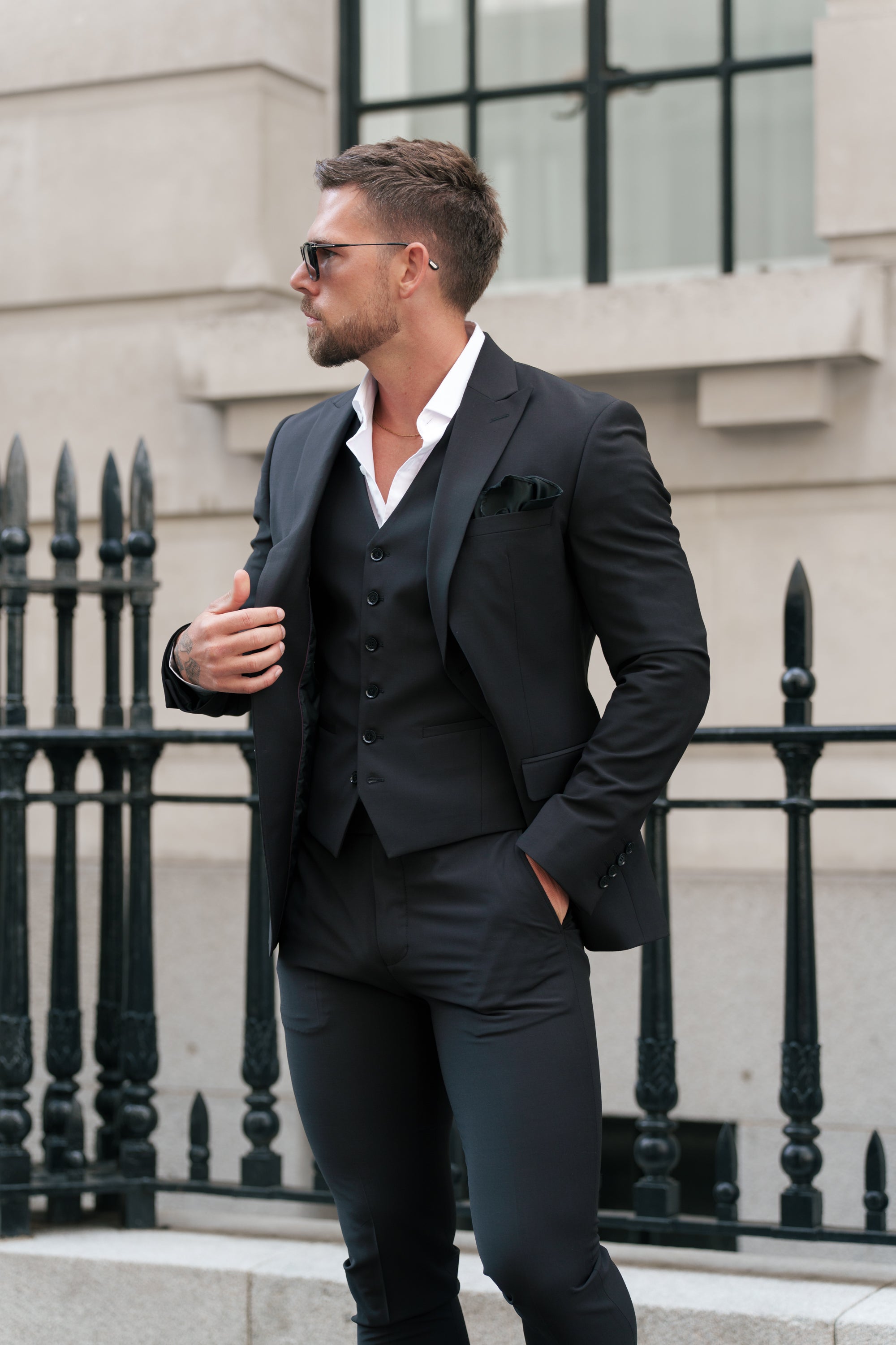 Schmale, elegante schwarze Stretchhose - FST037