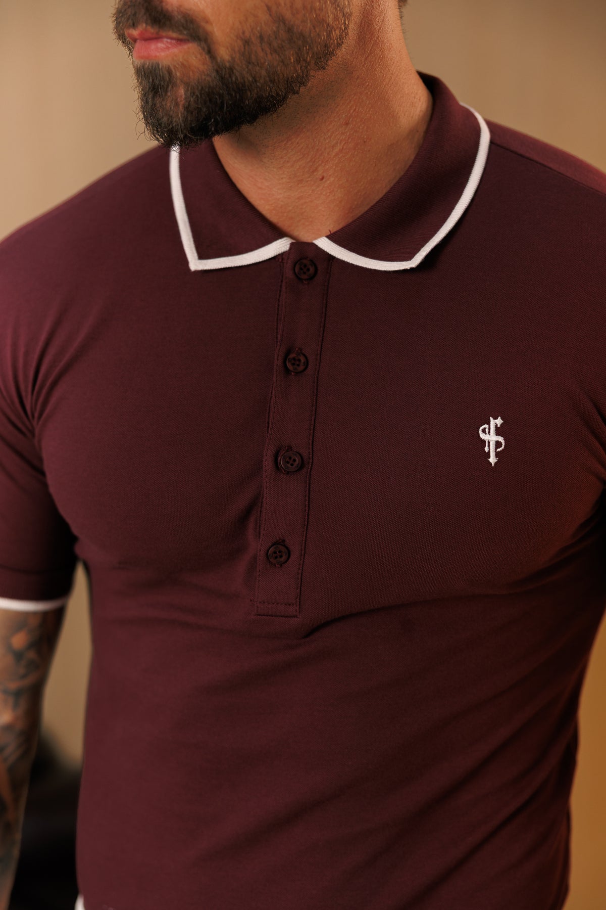 Burgunderrotes/weißes Poloshirt mit Kontrastkragen und -ärmeln – FSH1676