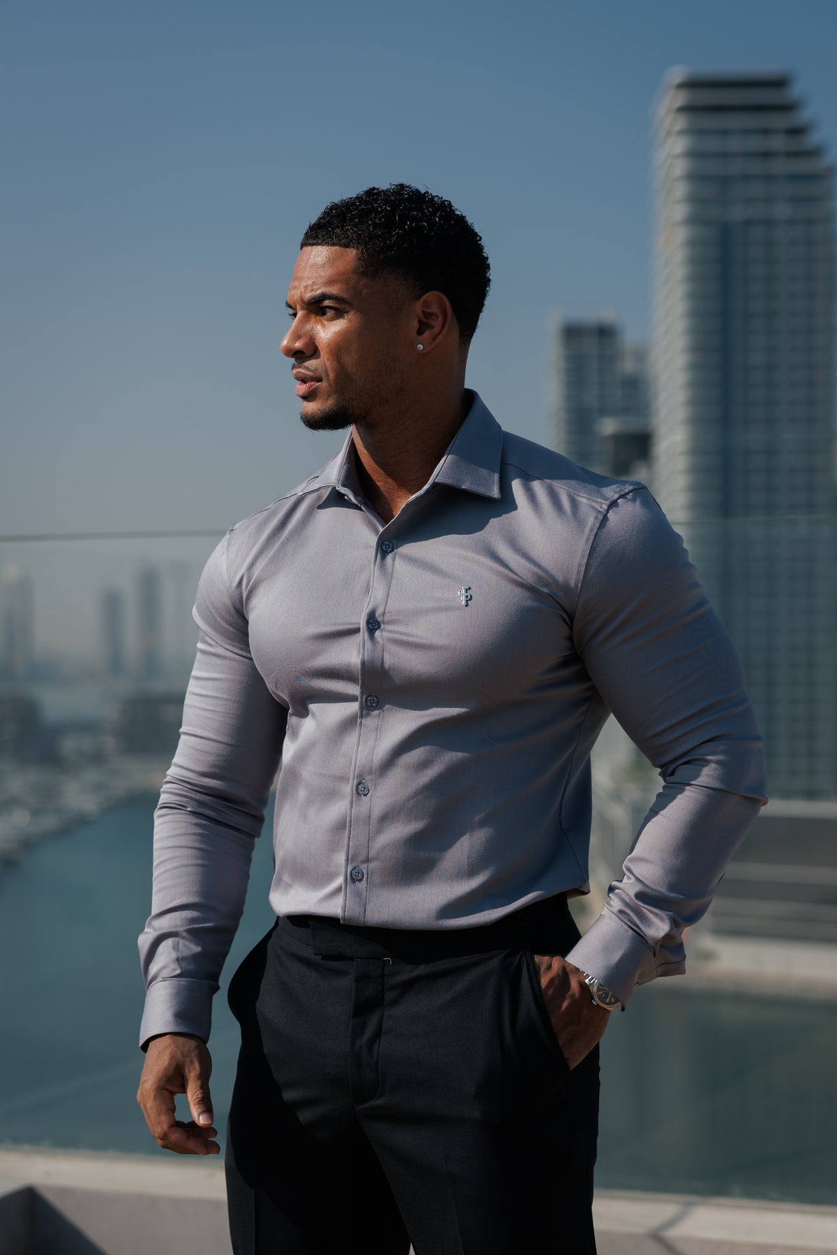 Super Slim Stretch Denim-Langarmhemd in Mittelgrau mit silbernem Metalldekor und Haikragen – FS1319