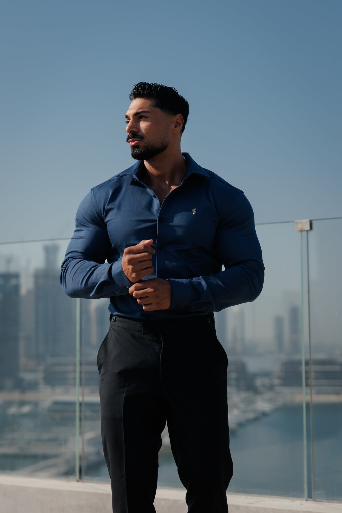 Super Slim Stretch Denim-Langarmhemd in New Navy mit goldfarbenem Metalldetail und Haikragen - FS1314