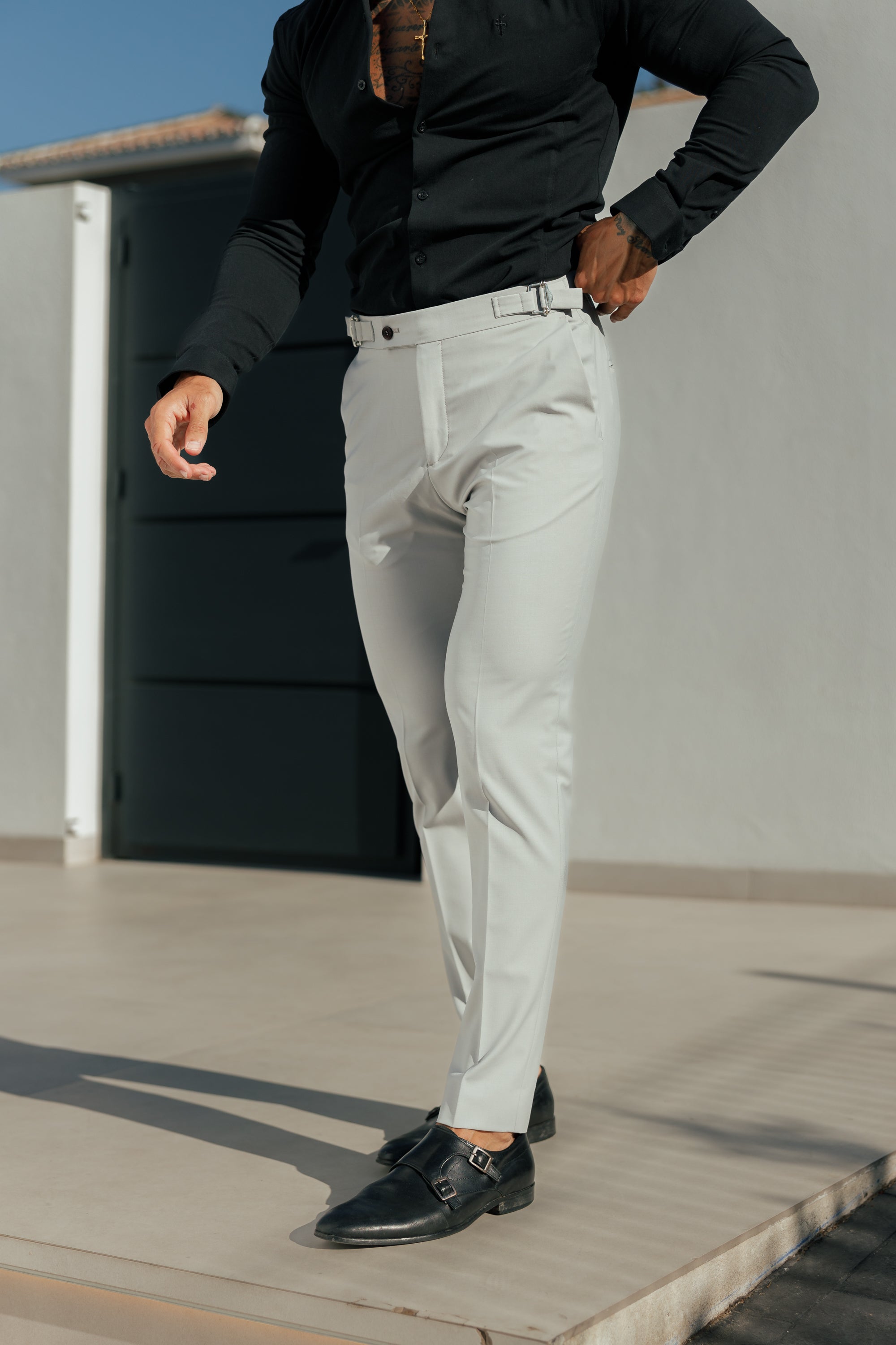 Schmale, elegante Stretchhose in Steinfarbe mit seitlichen Verstellmöglichkeiten - FST028