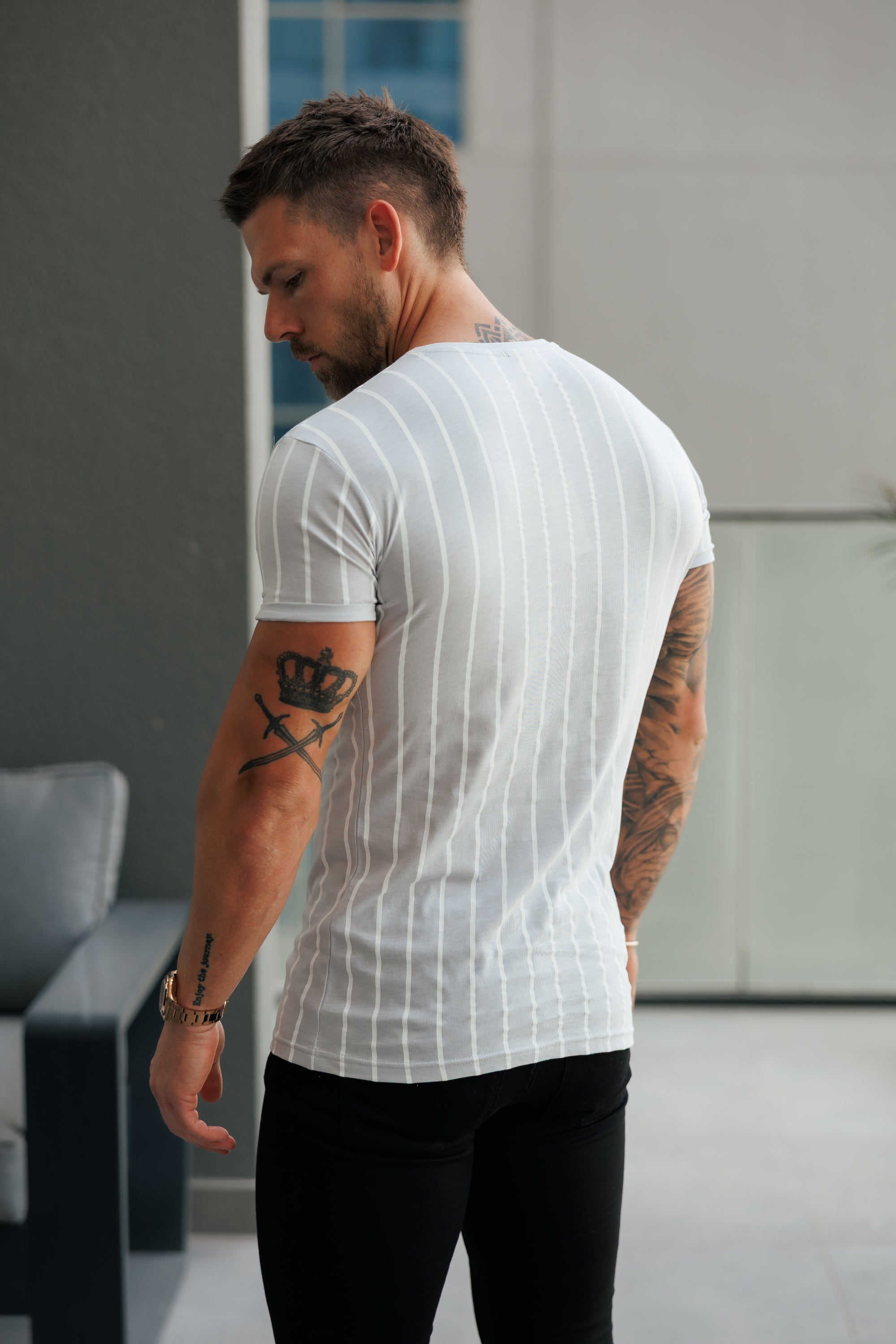 Bedrucktes, hellgrau/weiß gestreiftes, tailliertes T-Shirt - FSH1172
