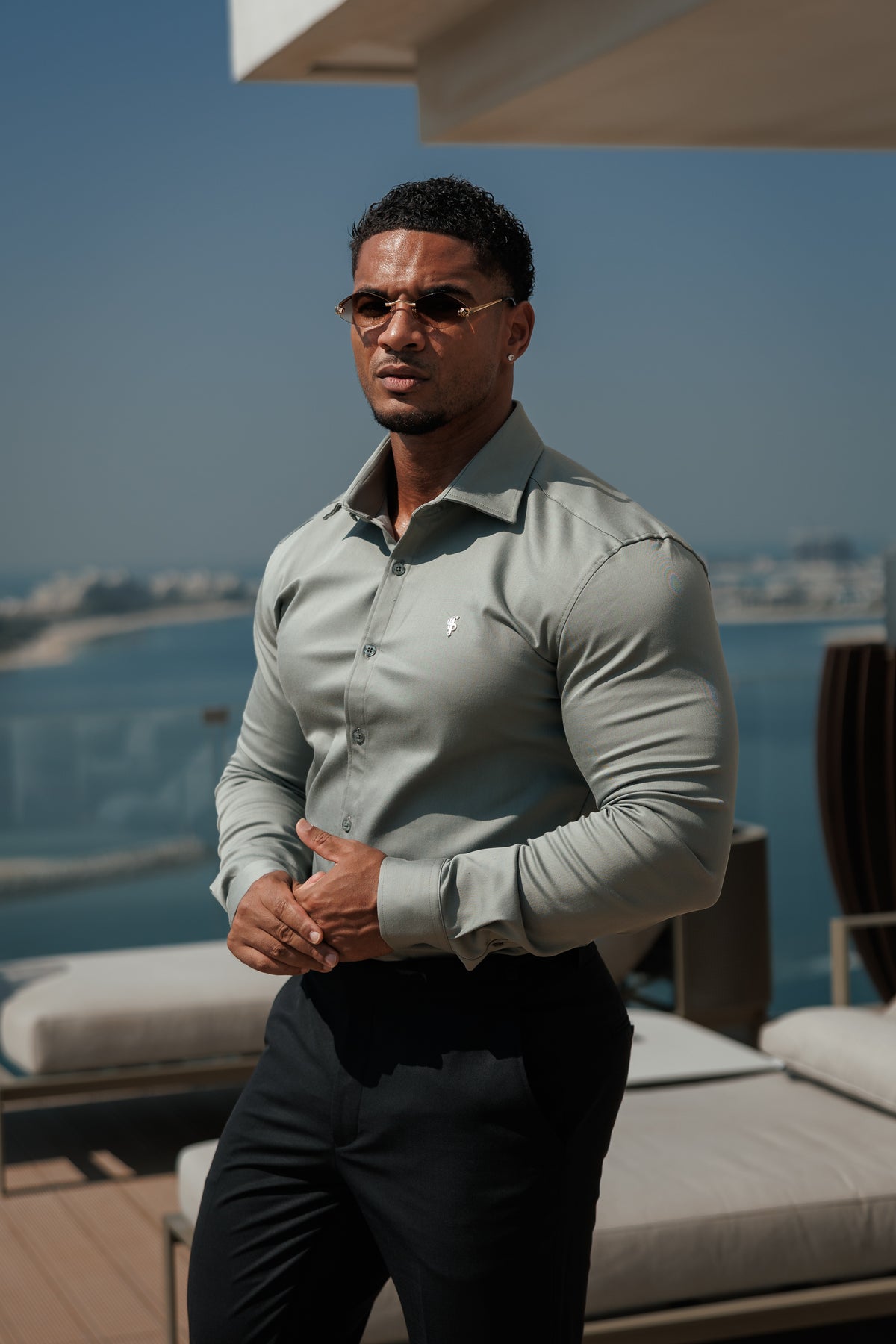 Super Slim Stretch Jeanshemd in Salbeigrün mit langen Ärmeln, silbernem Metalldekor und Haifischkragen - FS1318