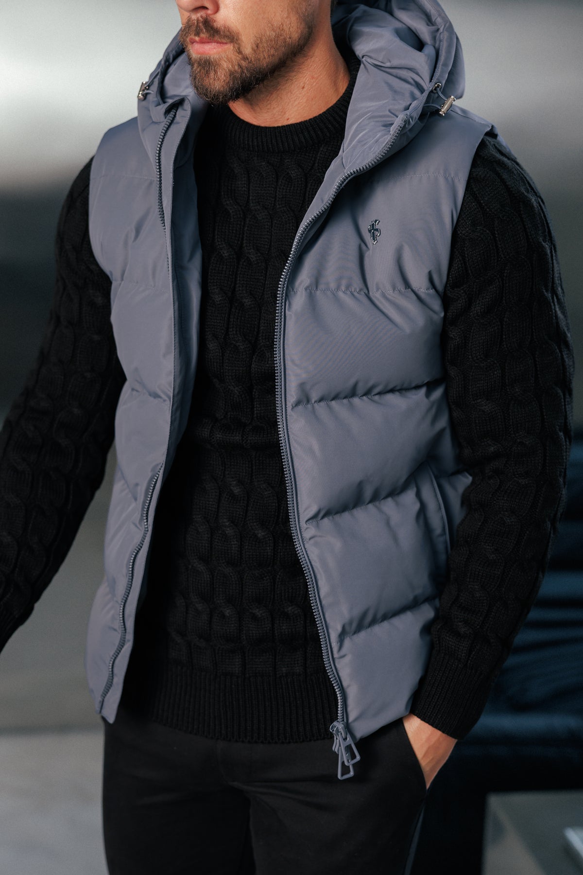 Gesteppte Kapuzenweste in Anthrazit - FSN241 (VORBESTELLUNG 24. OKTOBER)