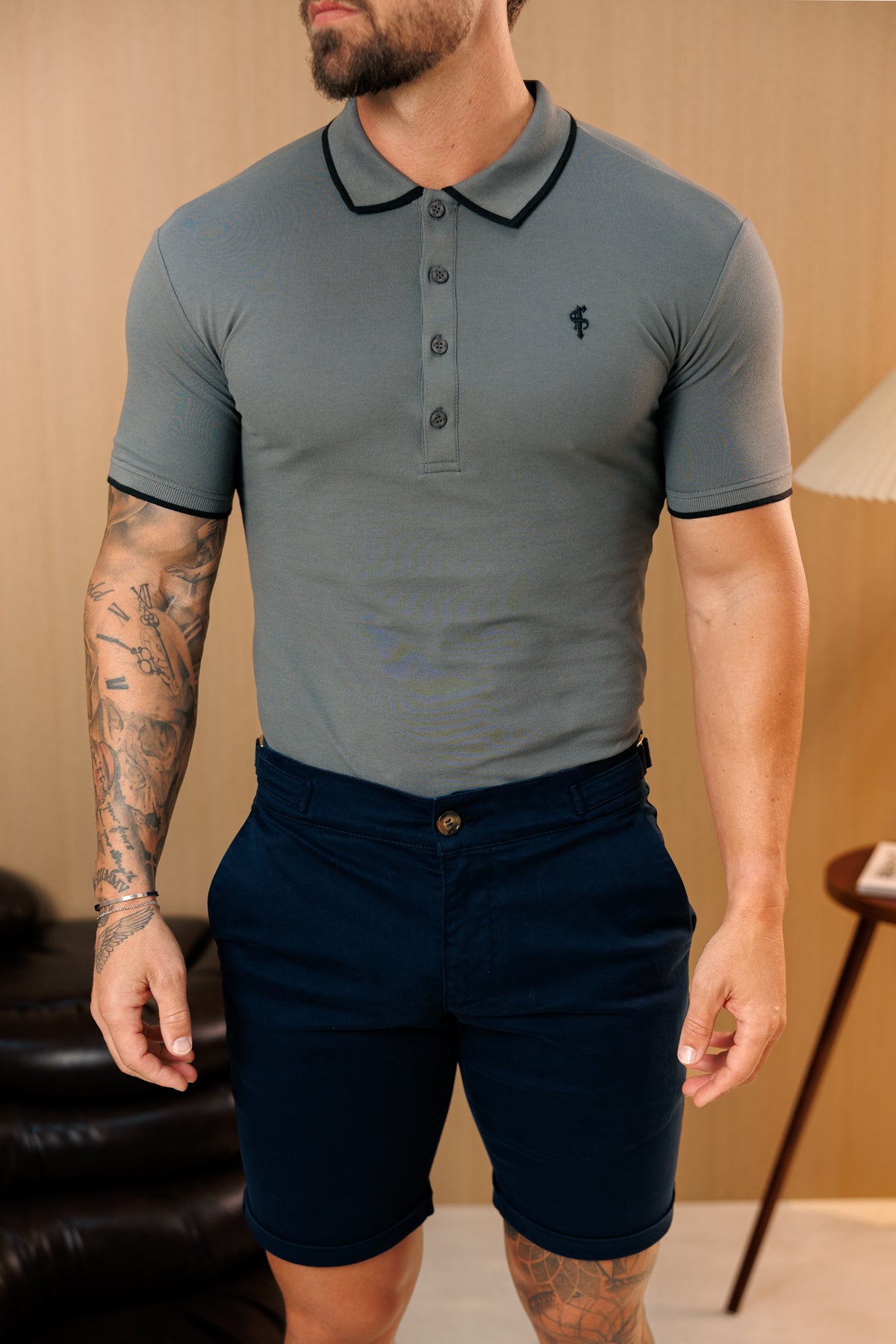 Holzkohle / Schwarzes Polo-Shirt mit Kontrastkragen und Ärmeln - FSH1675