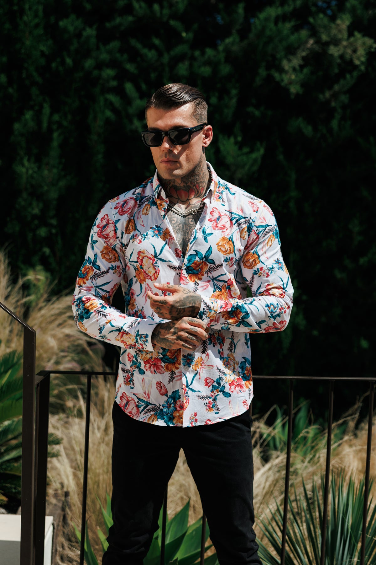 Super-Slim-Fit-Langarmshirt aus Stretchmaterial in Weiß mit leuchtendem Blumenmuster und Button-down-Kragen – FS1276