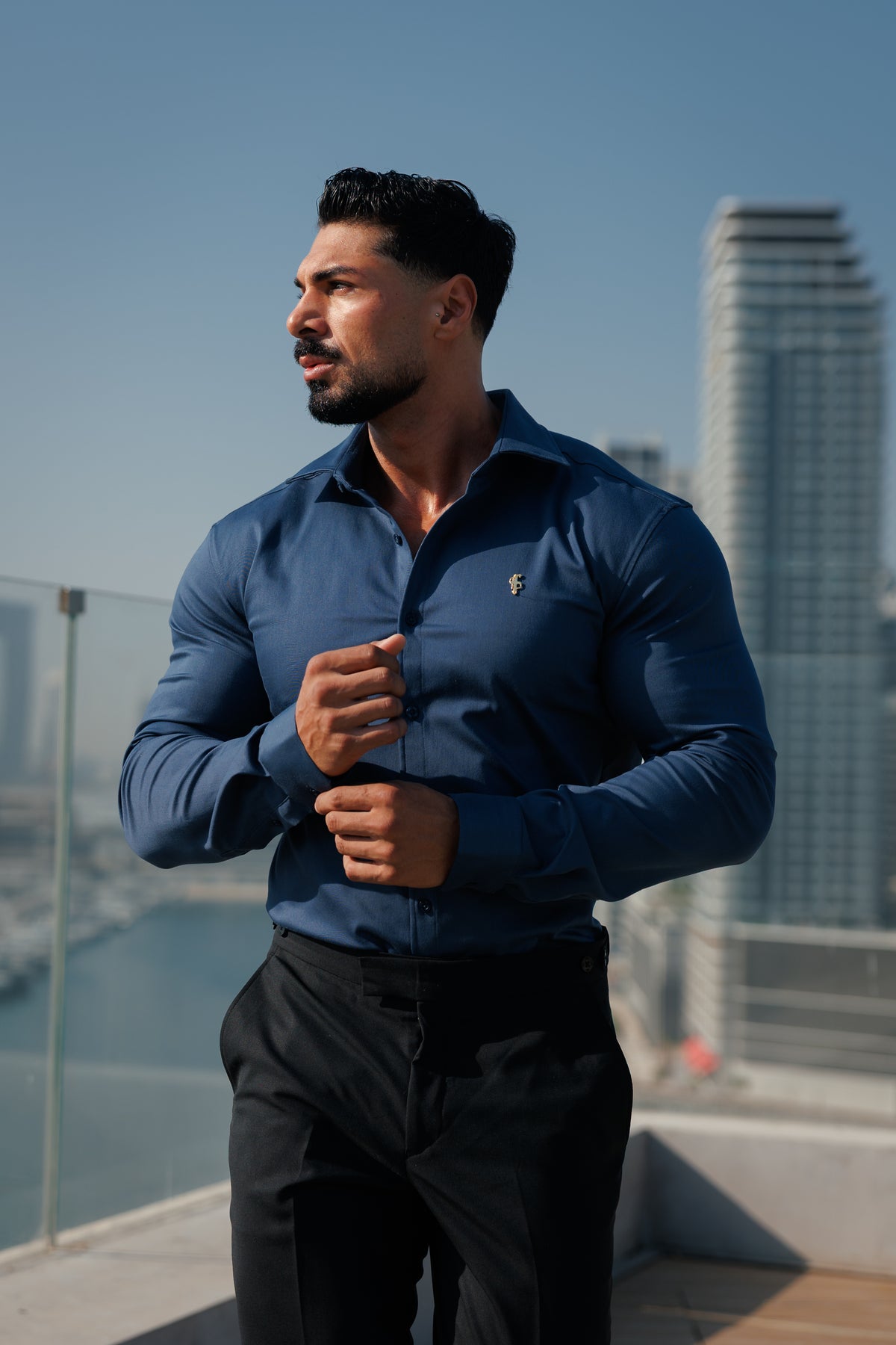Super Slim Stretch Denim-Langarmhemd in New Navy mit goldfarbenem Metalldetail und Haikragen - FS1314