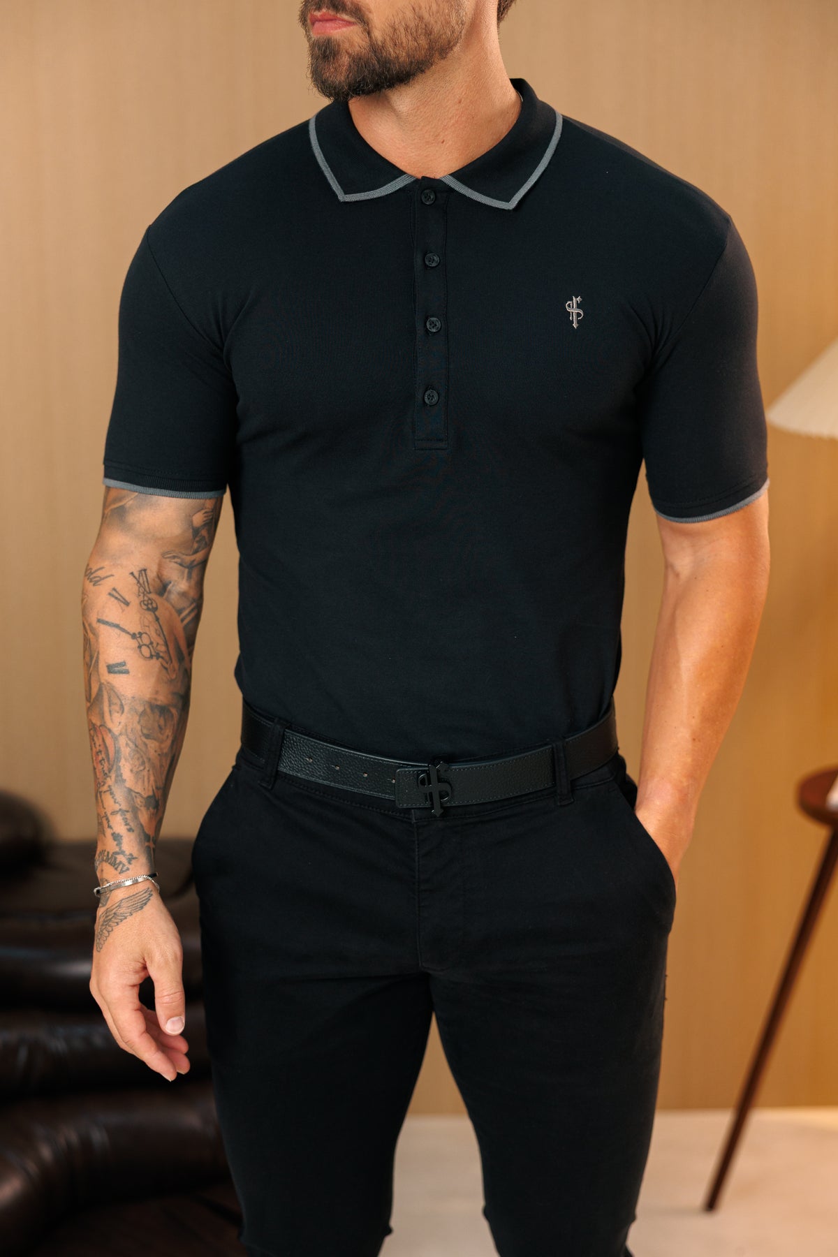 Polo-Shirt in Schwarz/Anthrazit mit Kontrastkragen und Ärmeln - FSH1670