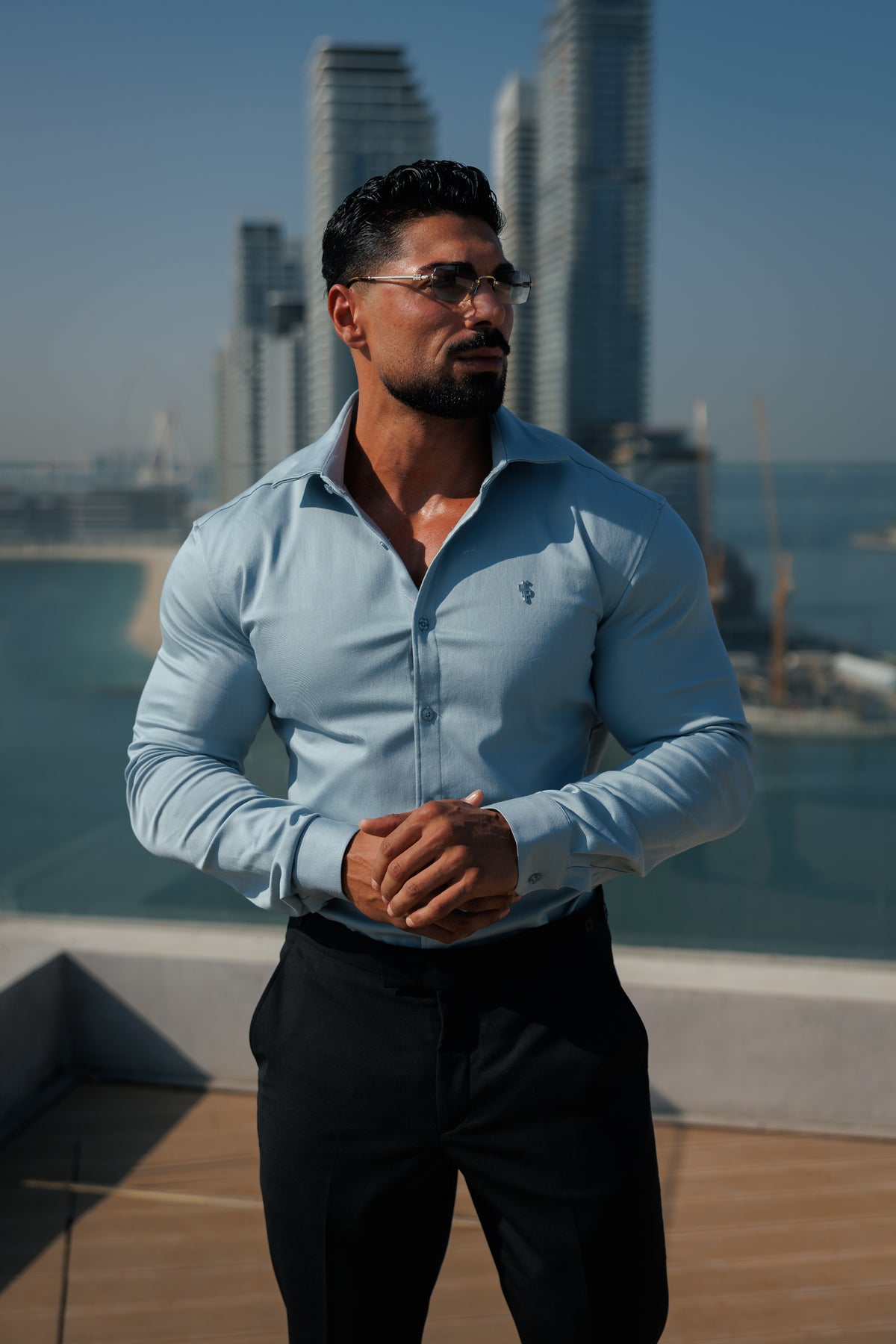 Super Slim Stretch-Jeanshemd in Stahlblau mit langen Ärmeln, silbernem Metalldetail und Haifischkragen - FS1313