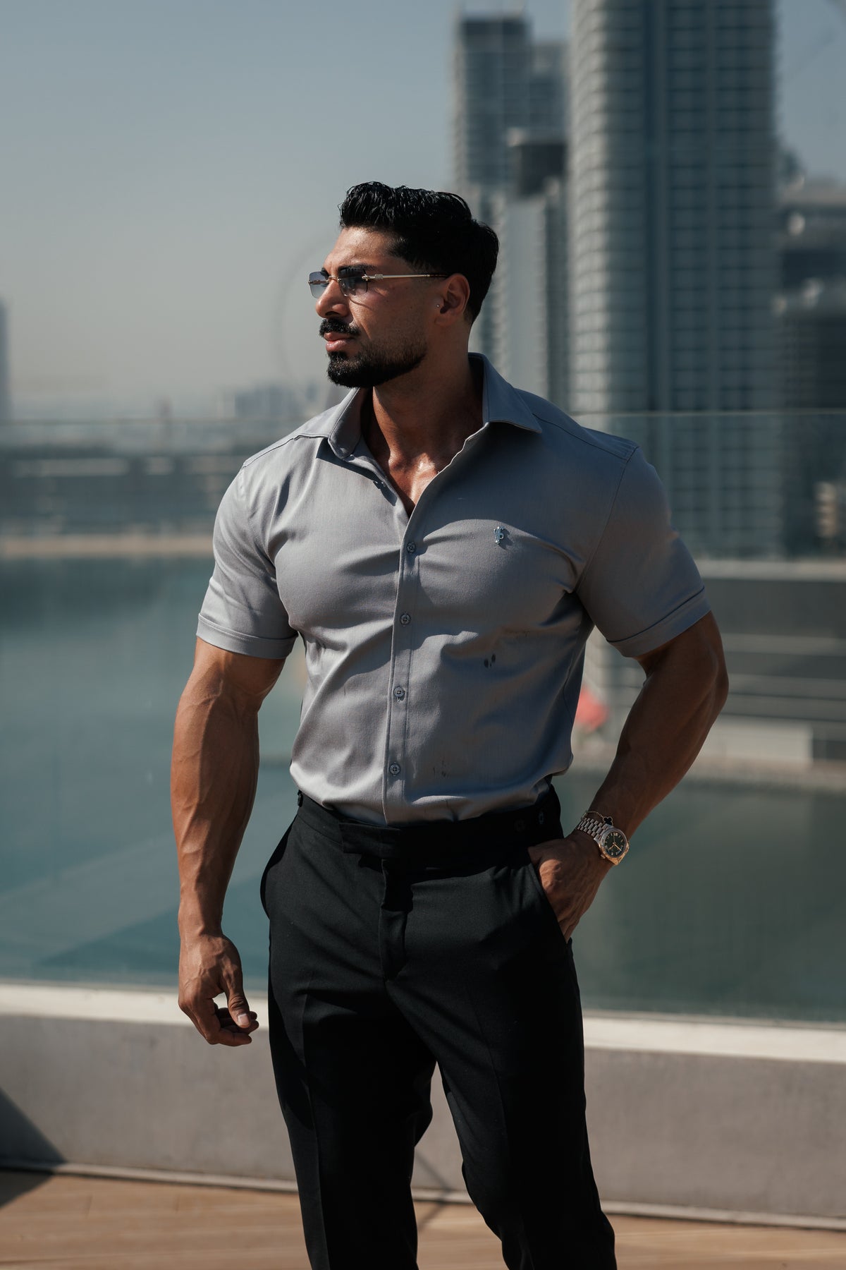 Super Slim Stretch Denim-Kurzarmhemd in Mittelgrau mit silbernem Metalldetail und Haikragen - FS1327