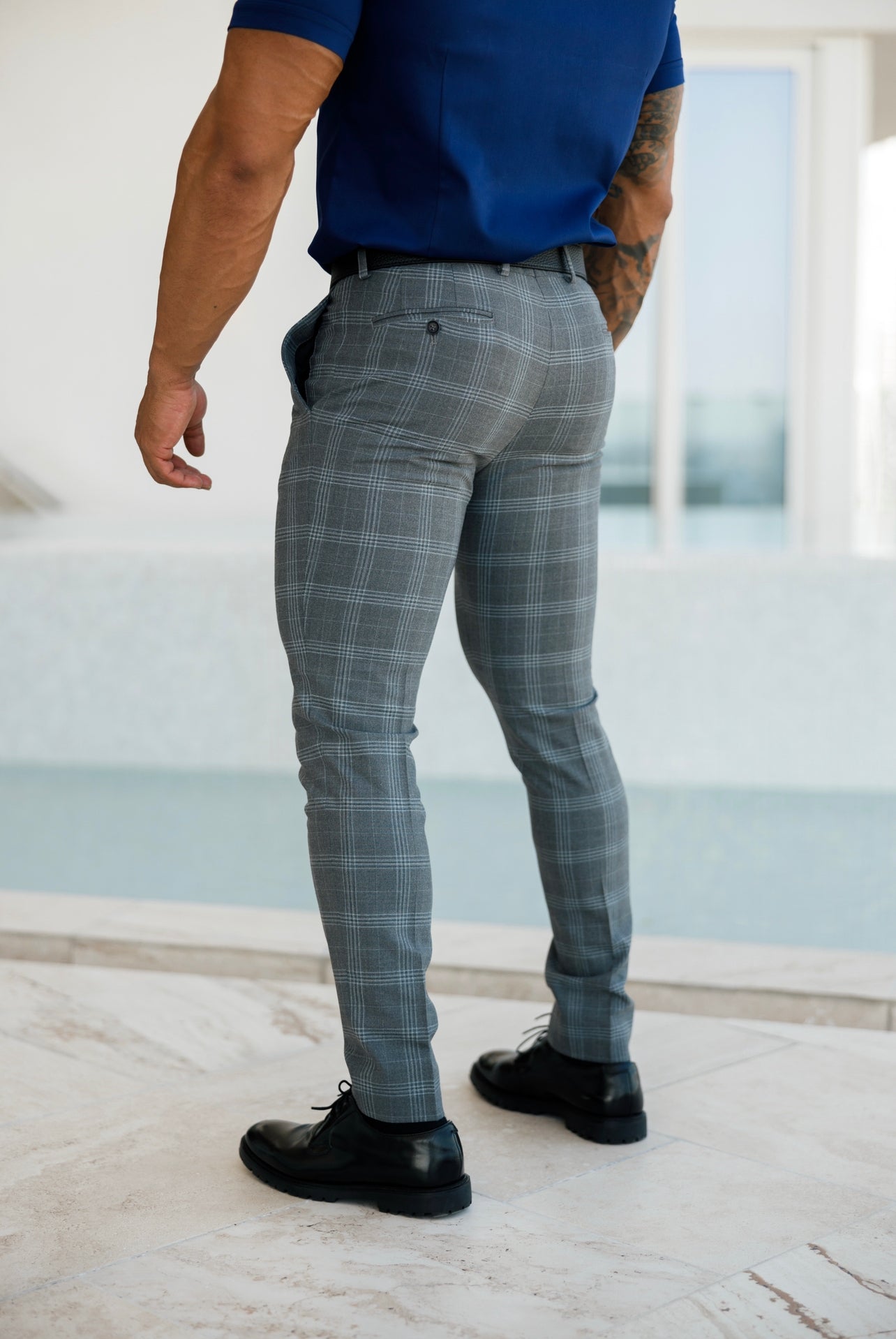 Schmale, formelle Stretchhose mit großem silber-grauem Karomuster - FST005