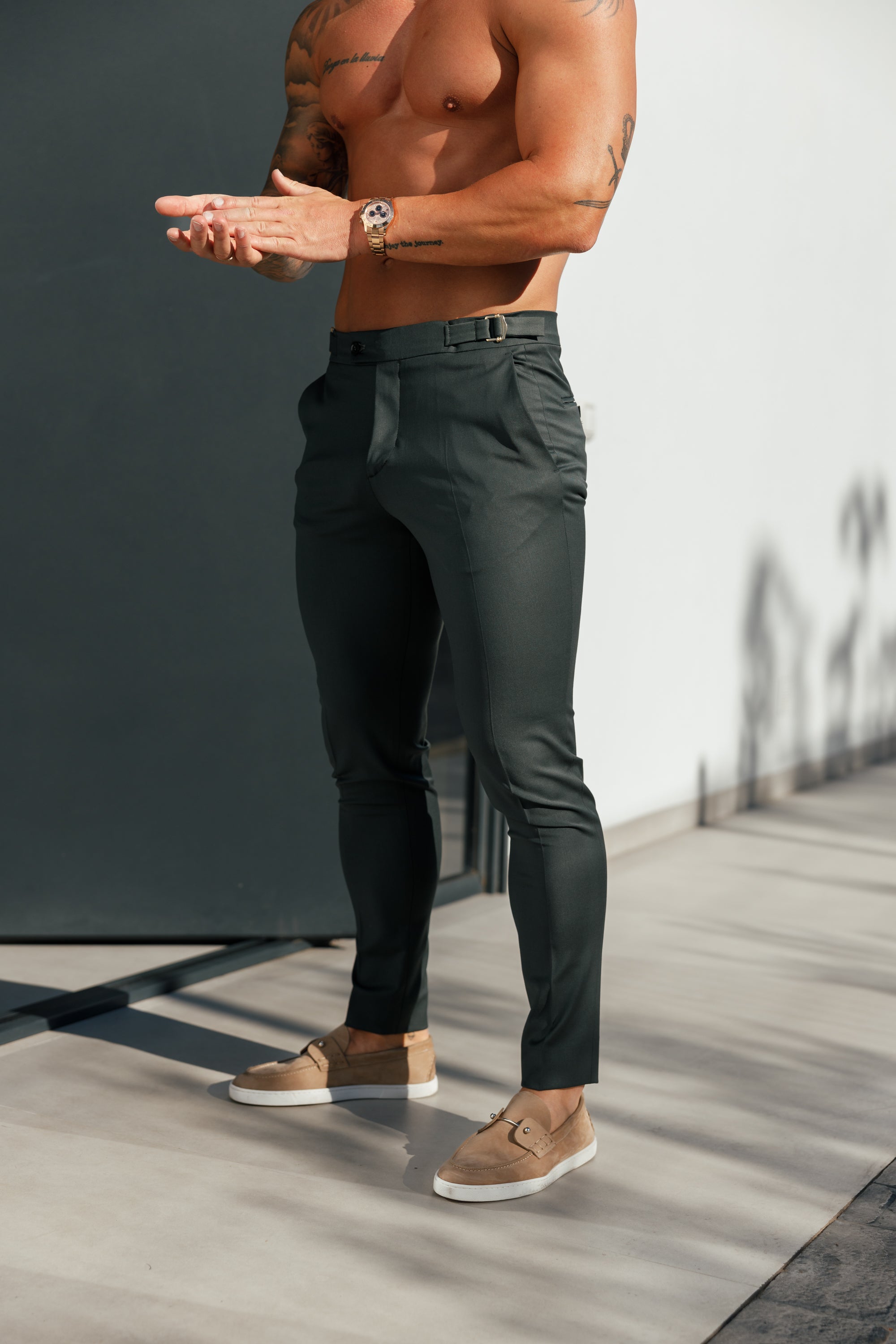 Schmale, elegante, dunkelgrüne Stretchhose mit seitlichen Verstellmöglichkeiten - FST032