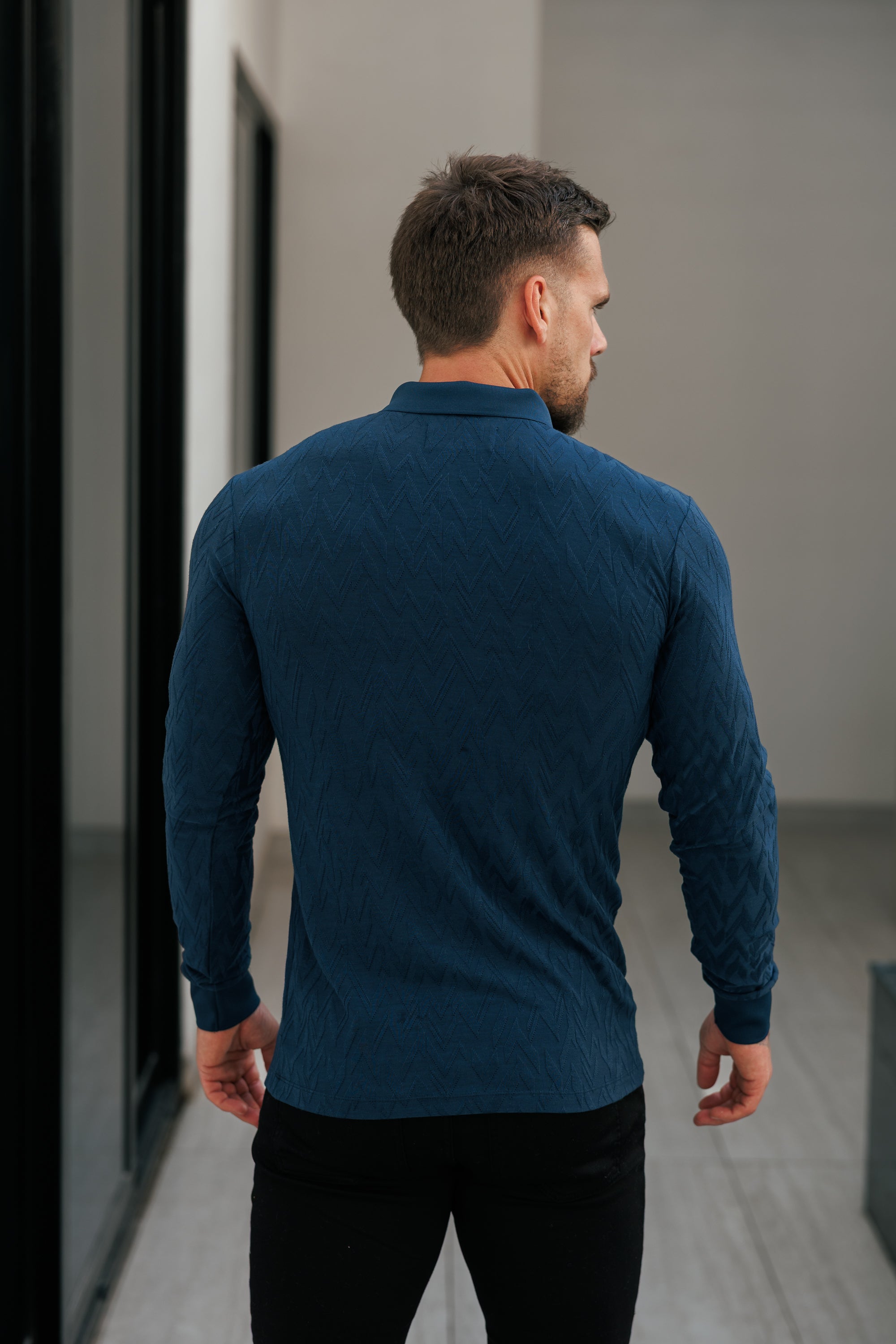 Klassisches Jacquard-Polohemd mit Chevron-Muster in Marineblau, langärmlig und mit Reißverschluss - FSR045