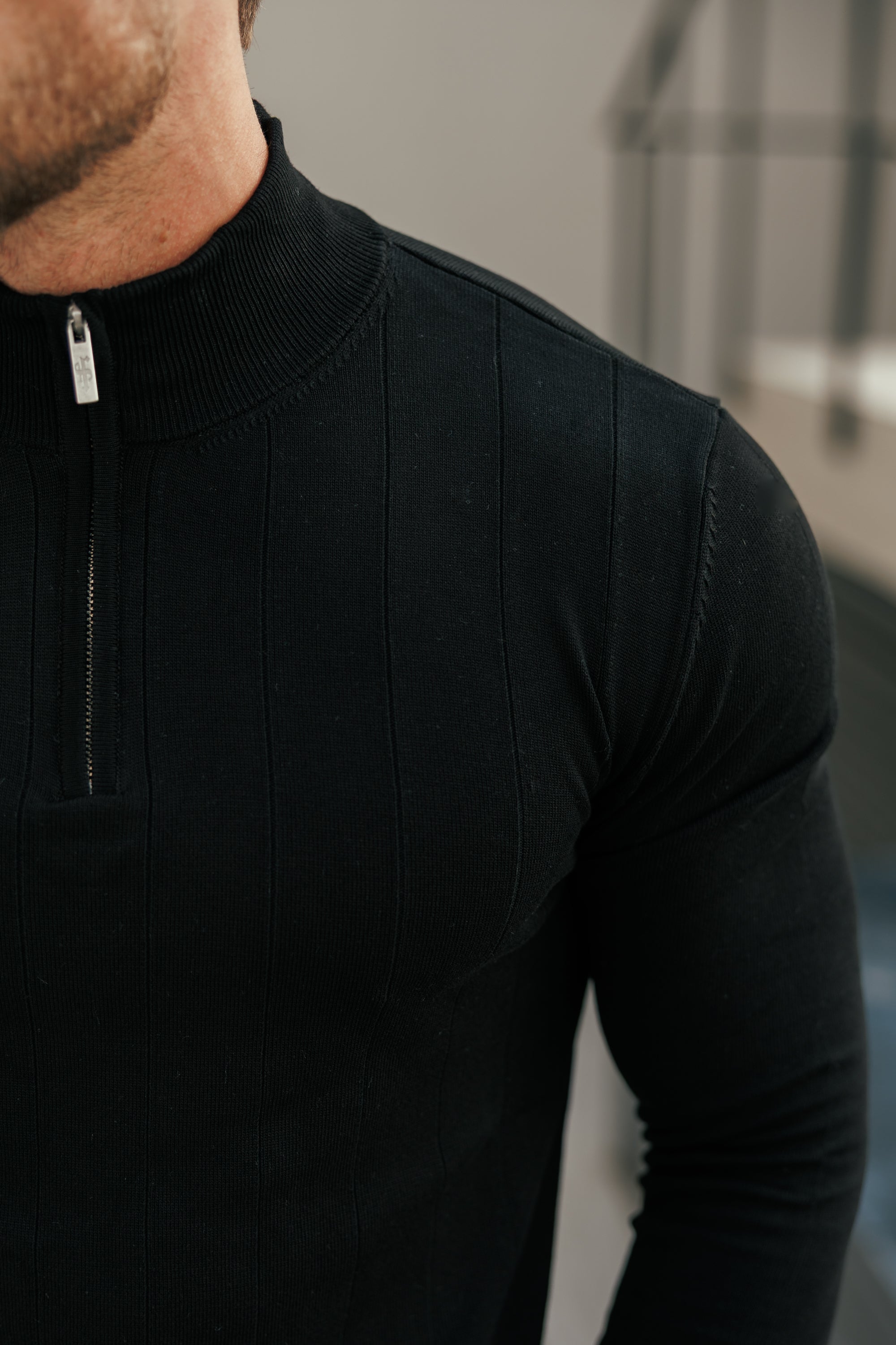 Schwarzer Strickpullover mit Streifenmuster, 1/4-Reißverschluss und Stehkragen, Langarm - FSR050