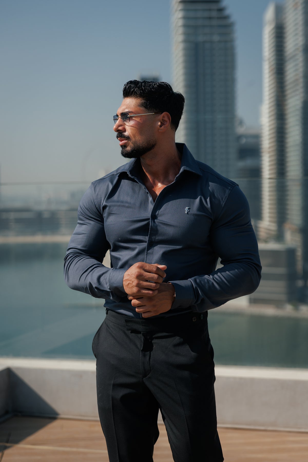 Super Slim Stretch-Denim-Hemd in Gunpowder mit langen Ärmeln, silbernem Metalldekor und Haifischkragen - FS1315