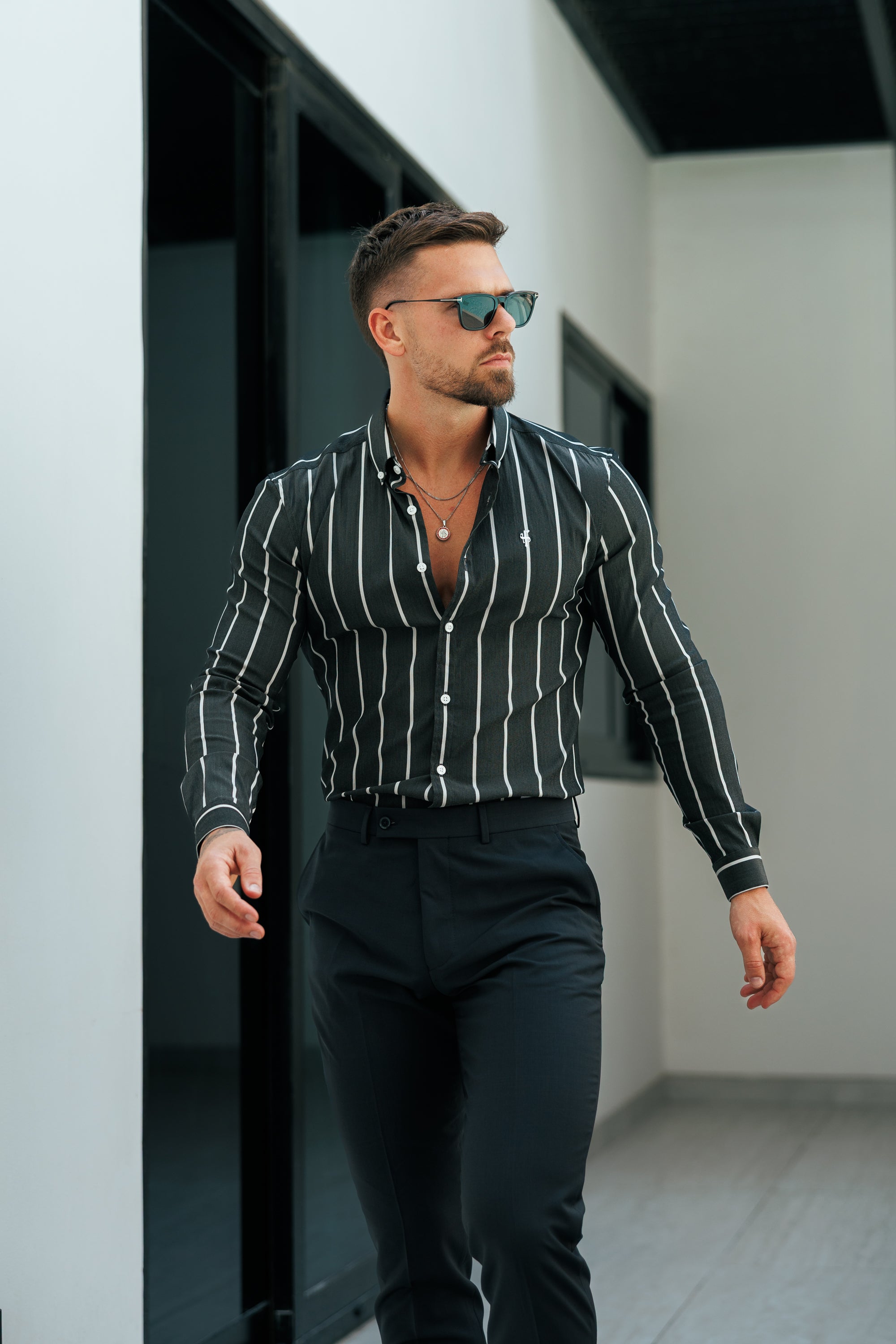 Super Slim Stretch Langarmshirt mit breiten Streifen in Anthrazit/Weiß und Button-Down-Kragen - FS1224