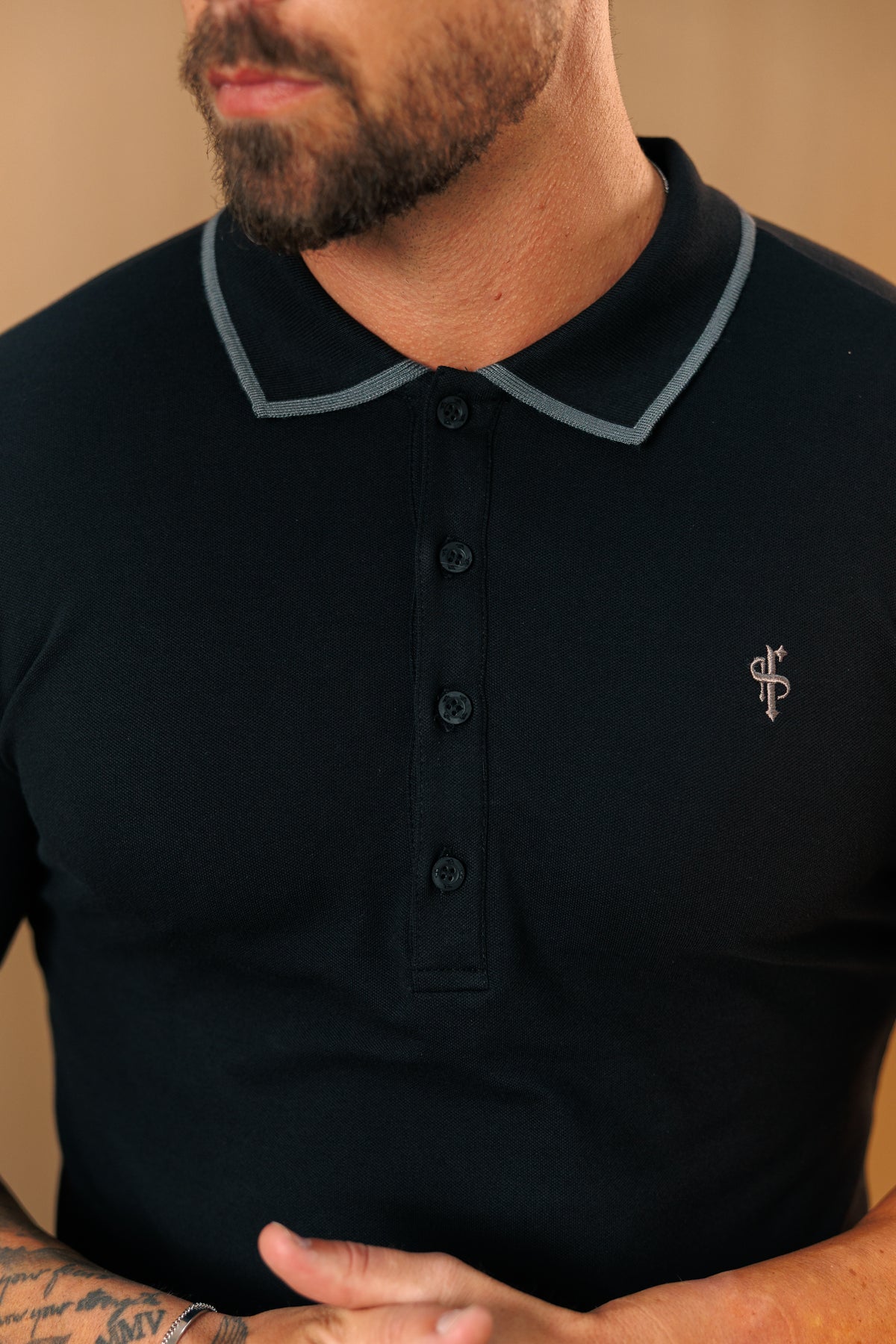 Polo-Shirt in Schwarz/Anthrazit mit Kontrastkragen und Ärmeln - FSH1670