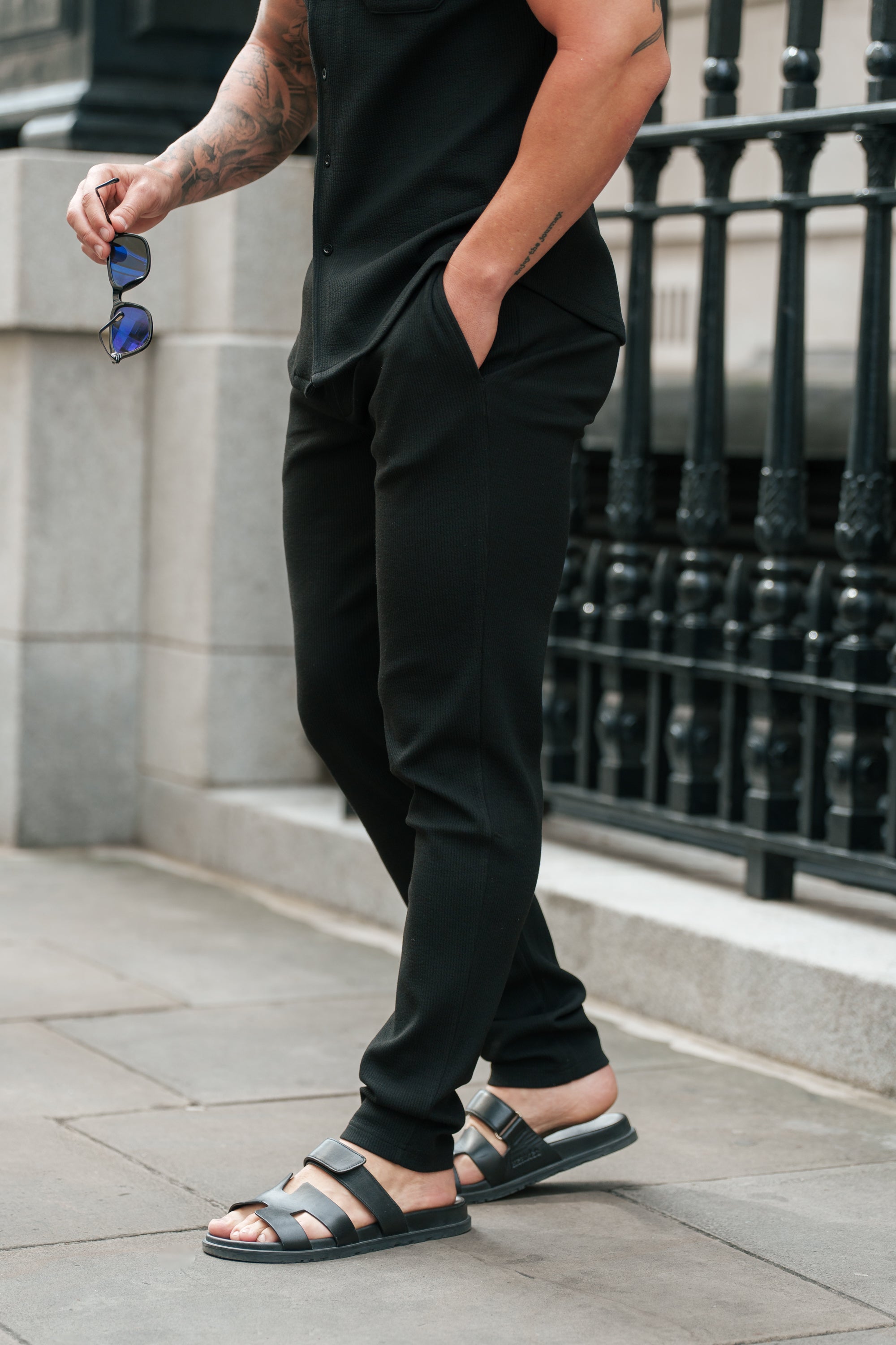 Schmale Cordhose aus Jersey in Schwarz – FSR016 (VORBESTELLUNG 15. JUNI)