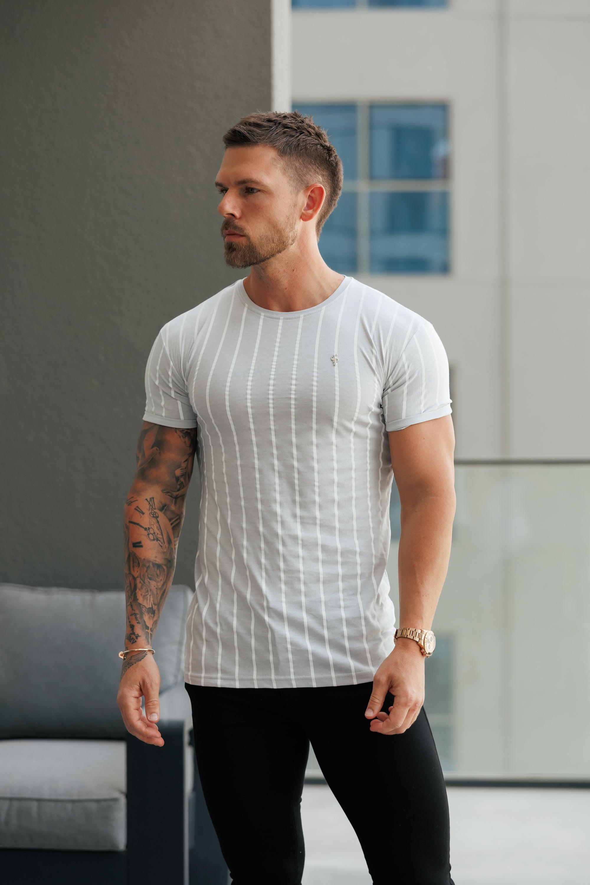 Bedrucktes, hellgrau/weiß gestreiftes, tailliertes T-Shirt - FSH1172